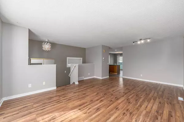 Calgary, AB T2A 7S1,32 Applemont Close SE