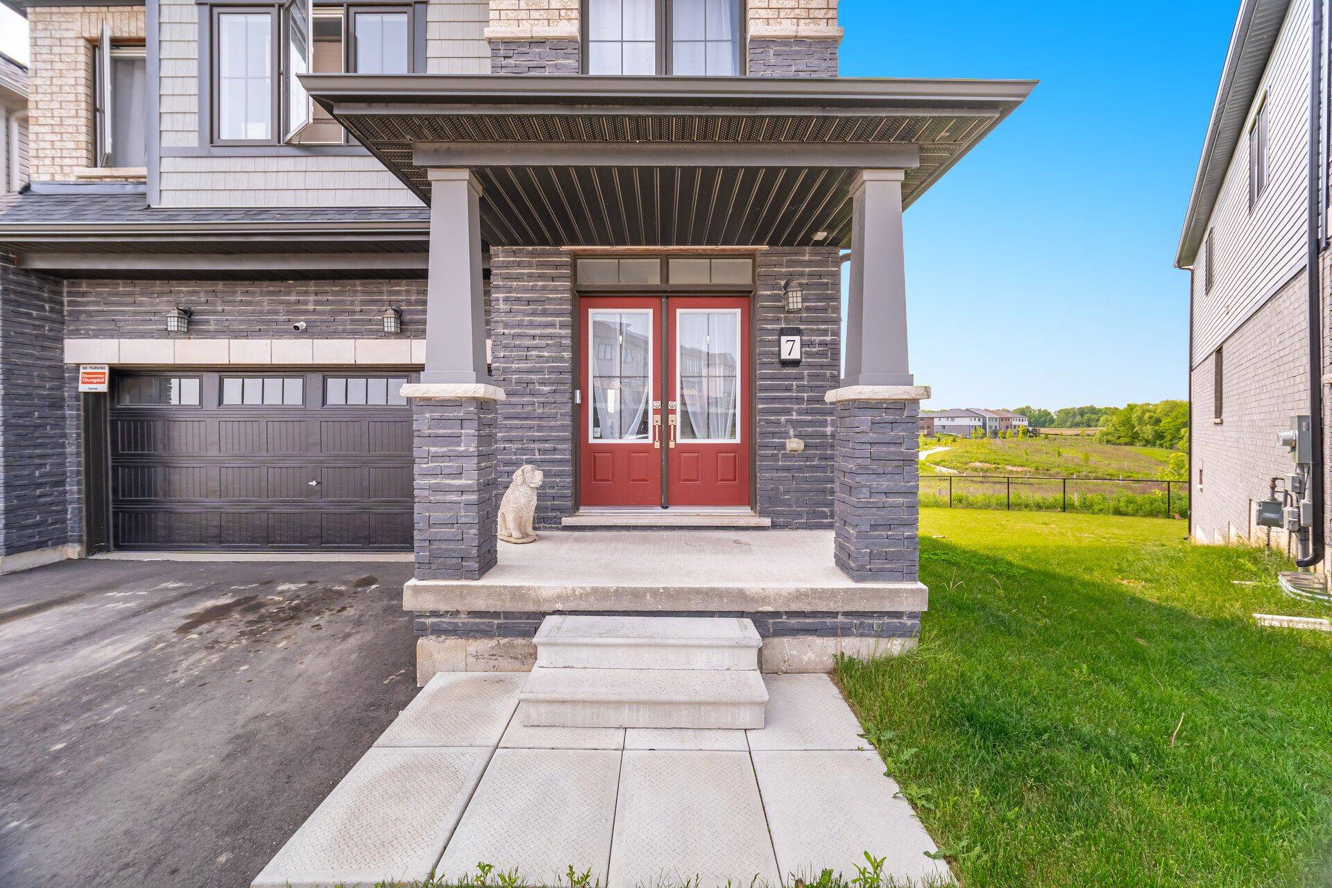 Brantford, ON N3T 0V7,7 Bee CRES