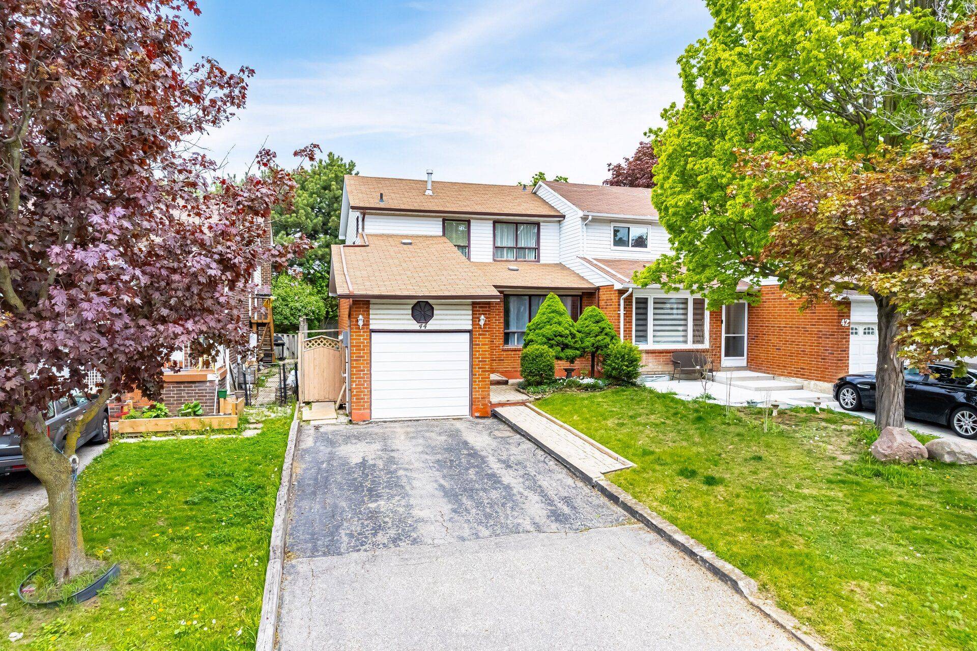 44 Courtleigh SQ, Brampton, ON L6Z 1J3