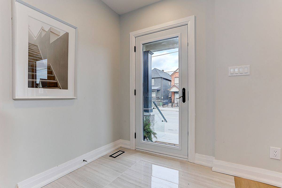 Toronto C01, ON M6K 2A9,564 Dufferin ST