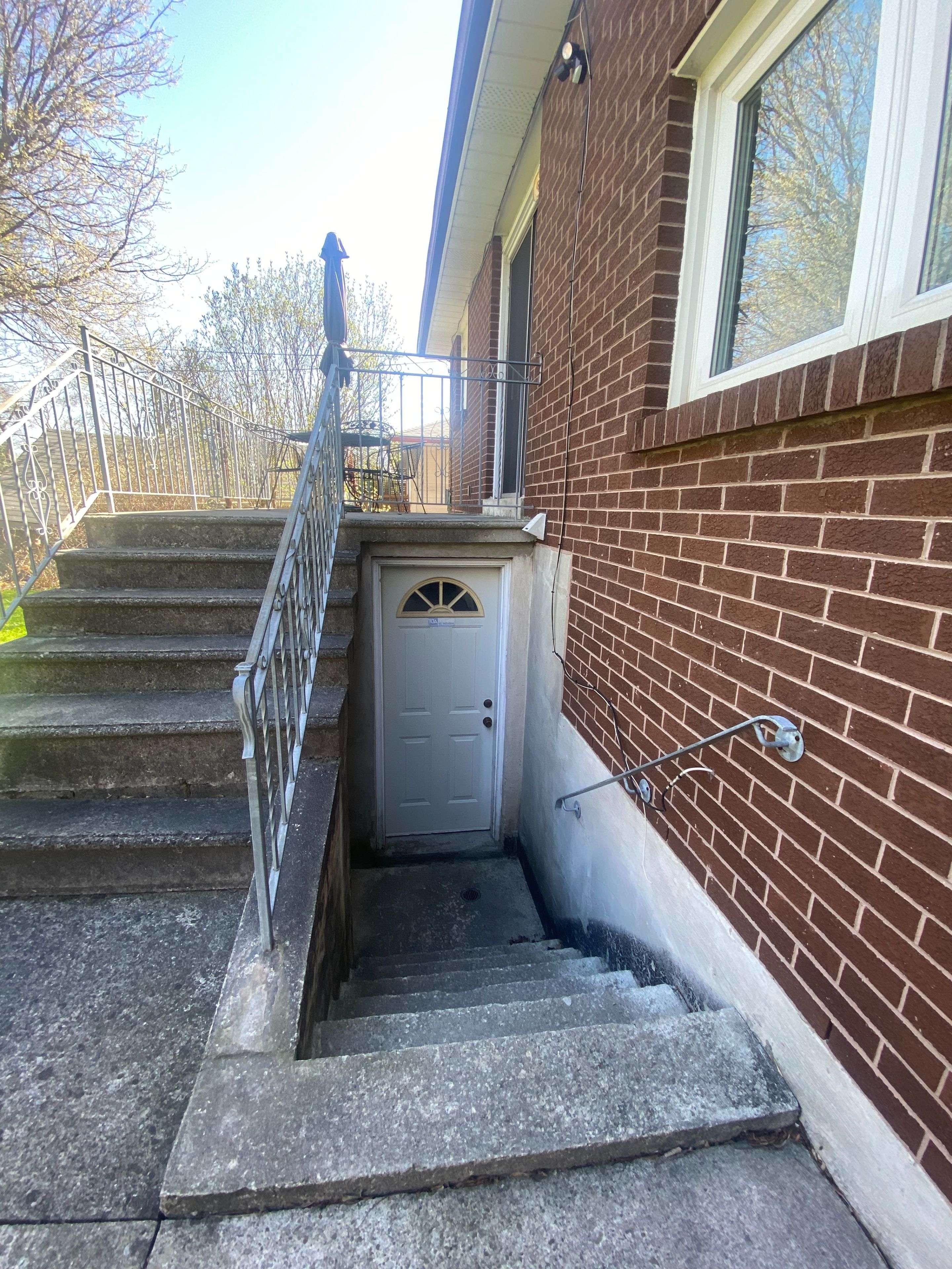 Toronto W10, ON M9V 1E5,28 Barker AVE