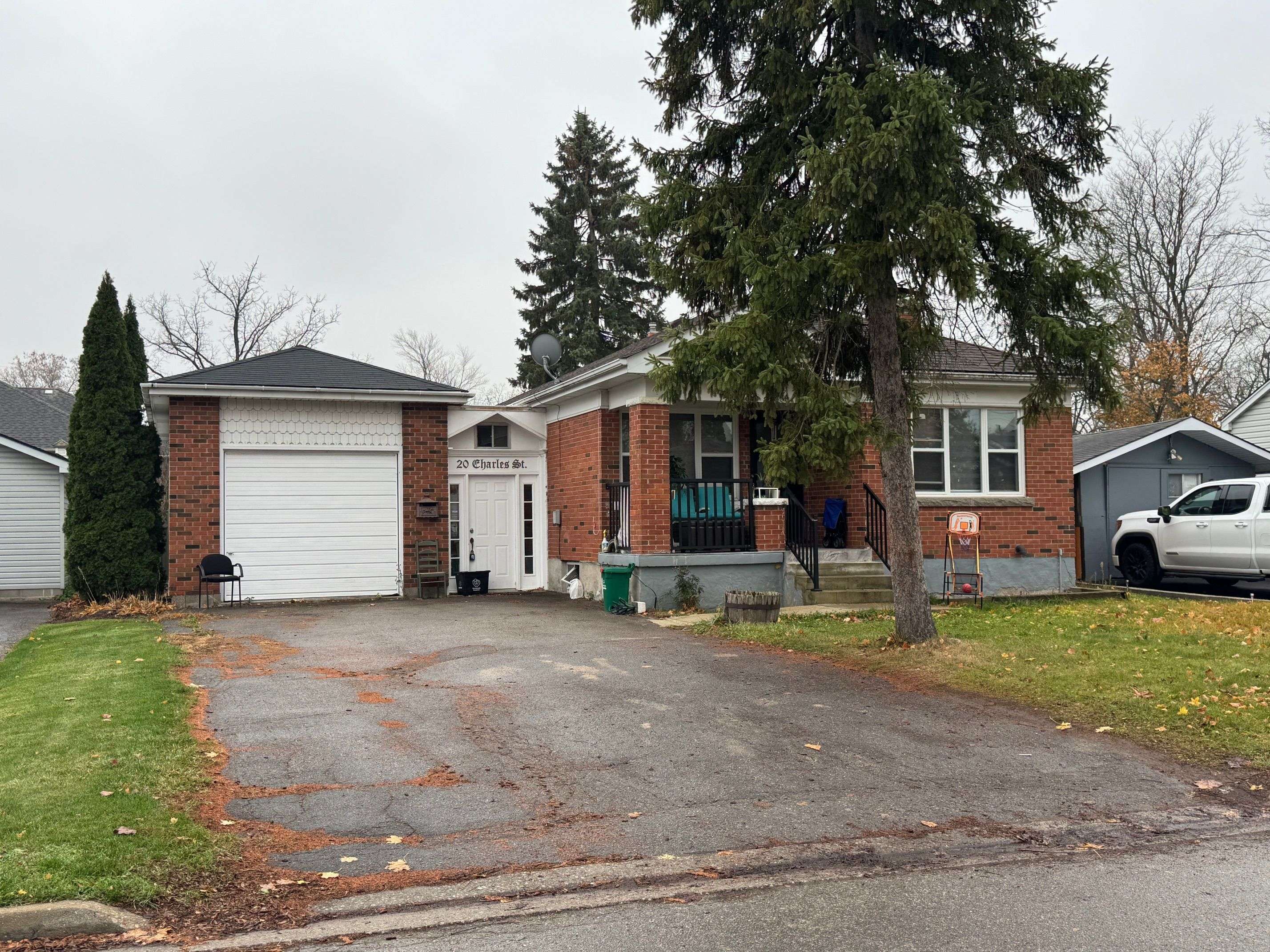 Brantford, ON N3T 1B1,20 Charles ST