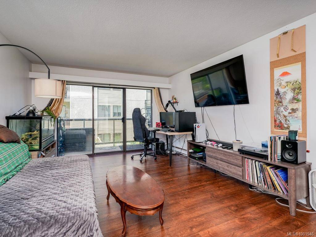 Victoria, BC V8T 4E5,2747 Quadra St #202