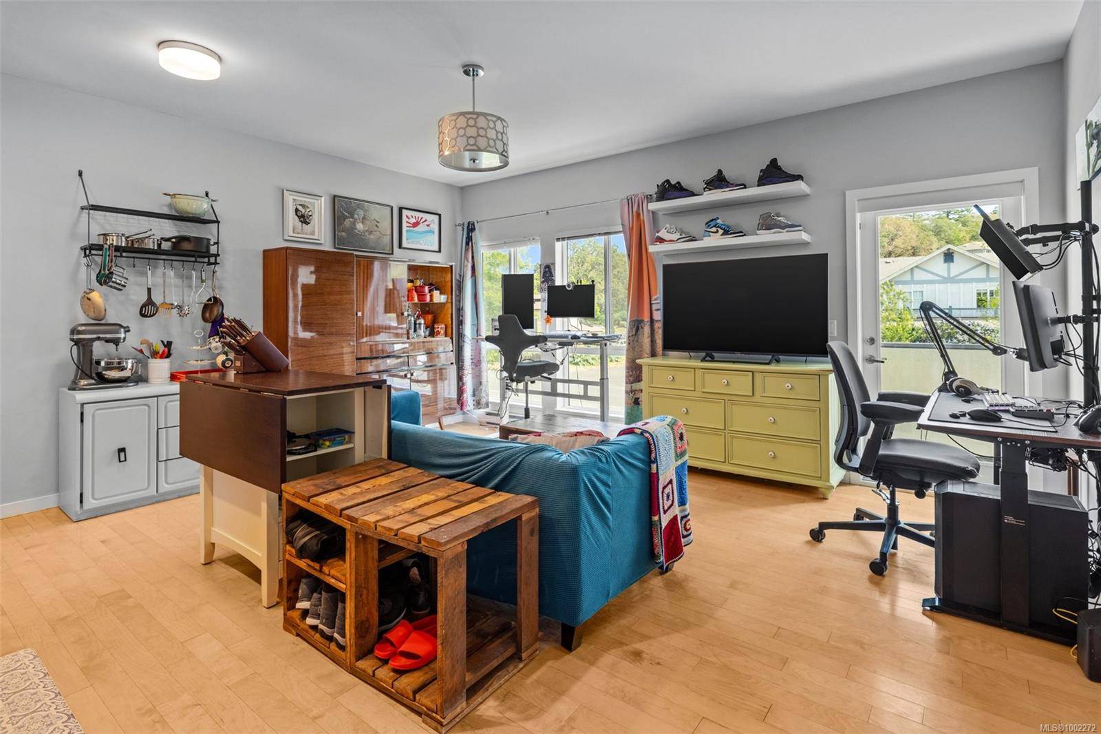 Saanich, BC V8X 0A5,4052 Douglas St #205