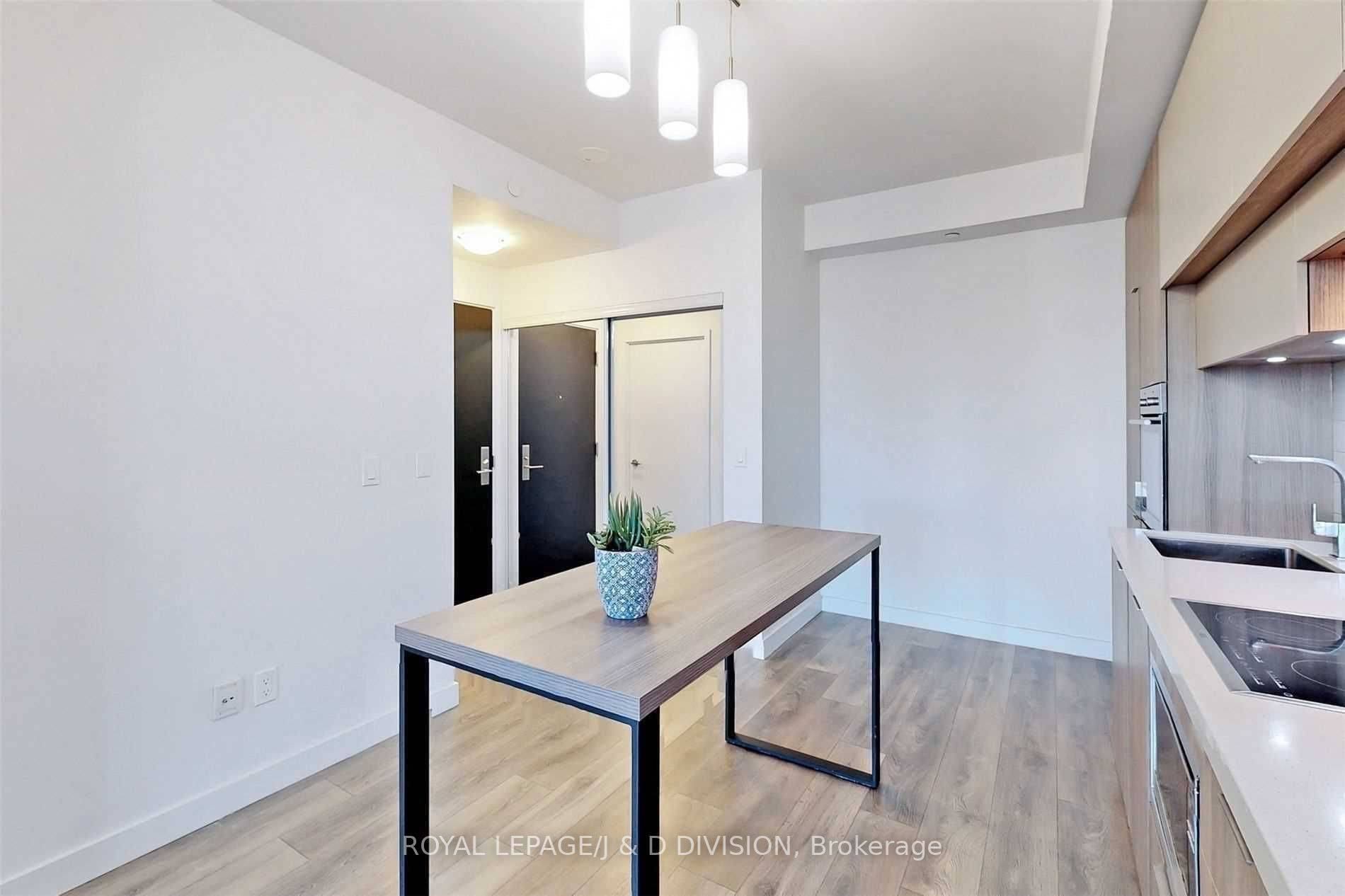 Toronto C10, ON M4P 1A6,8 Eglinton AVE E #707