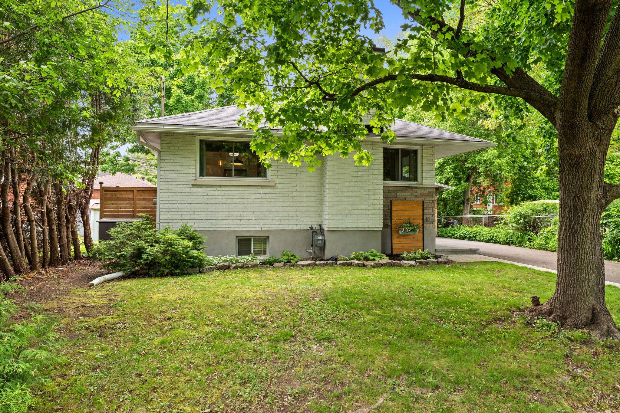 Woodroffe, ON K2B 5J4,410 Hartleigh AVE