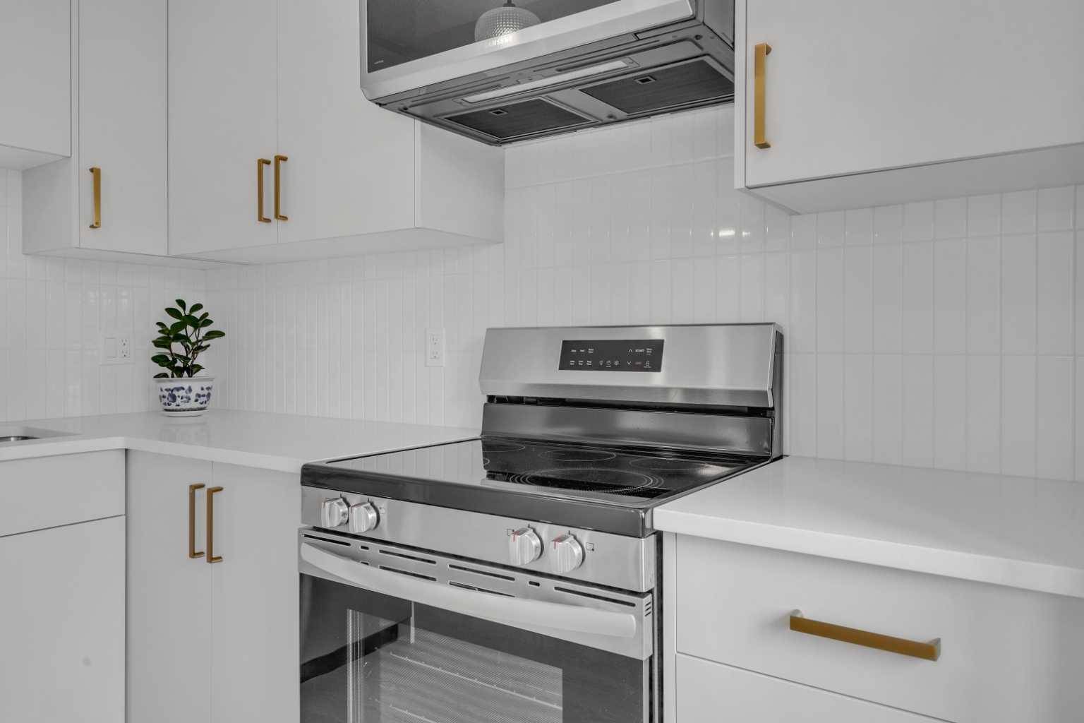 Calgary, AB T2V1S5,9803 24 ST Southwest #801