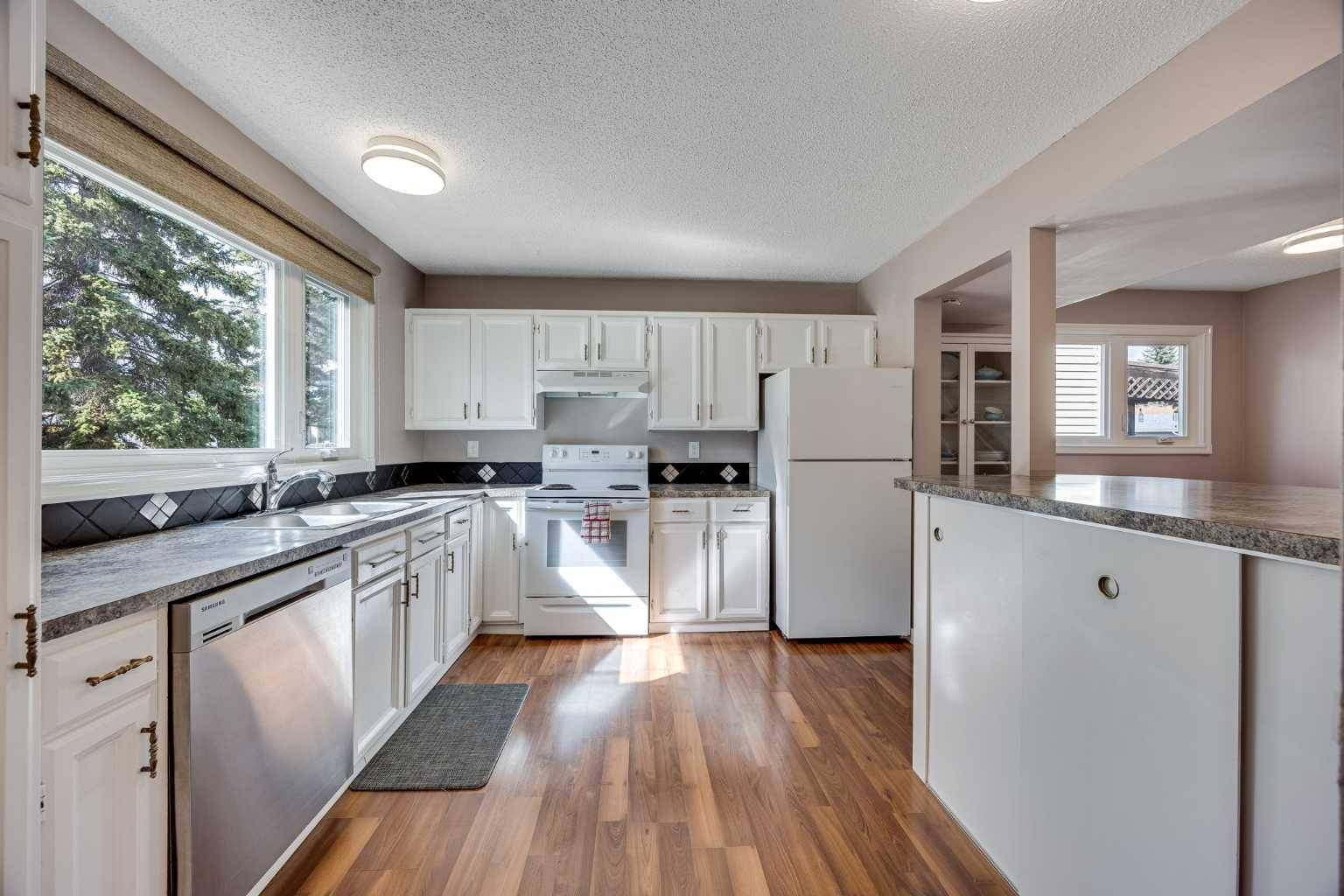 Calgary, AB T2W3J2,3417 Cedarille DR SW
