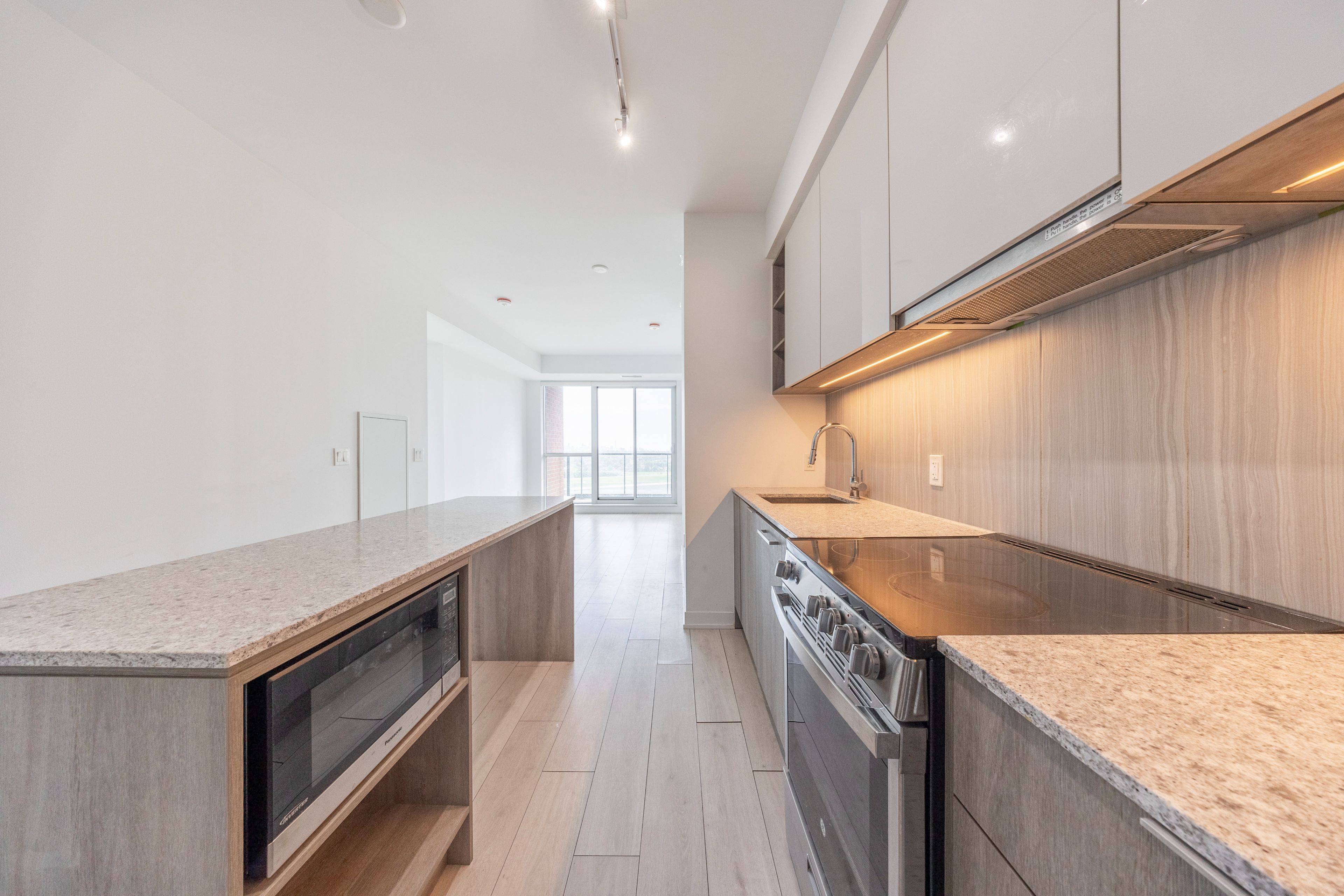 Toronto C06, ON M3H 0C8,31 Tippett RD S #1422