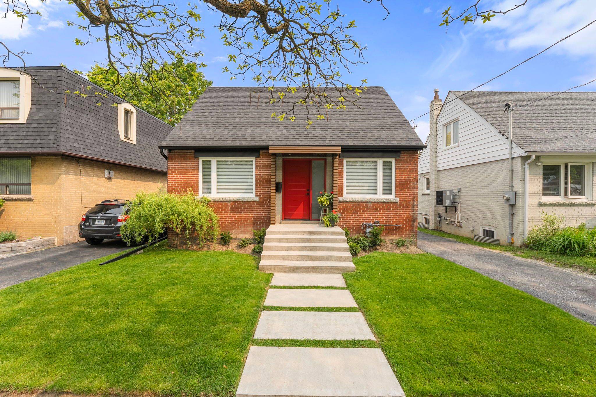 Toronto E04, ON M1L 1Y7,14 Dorine CRES