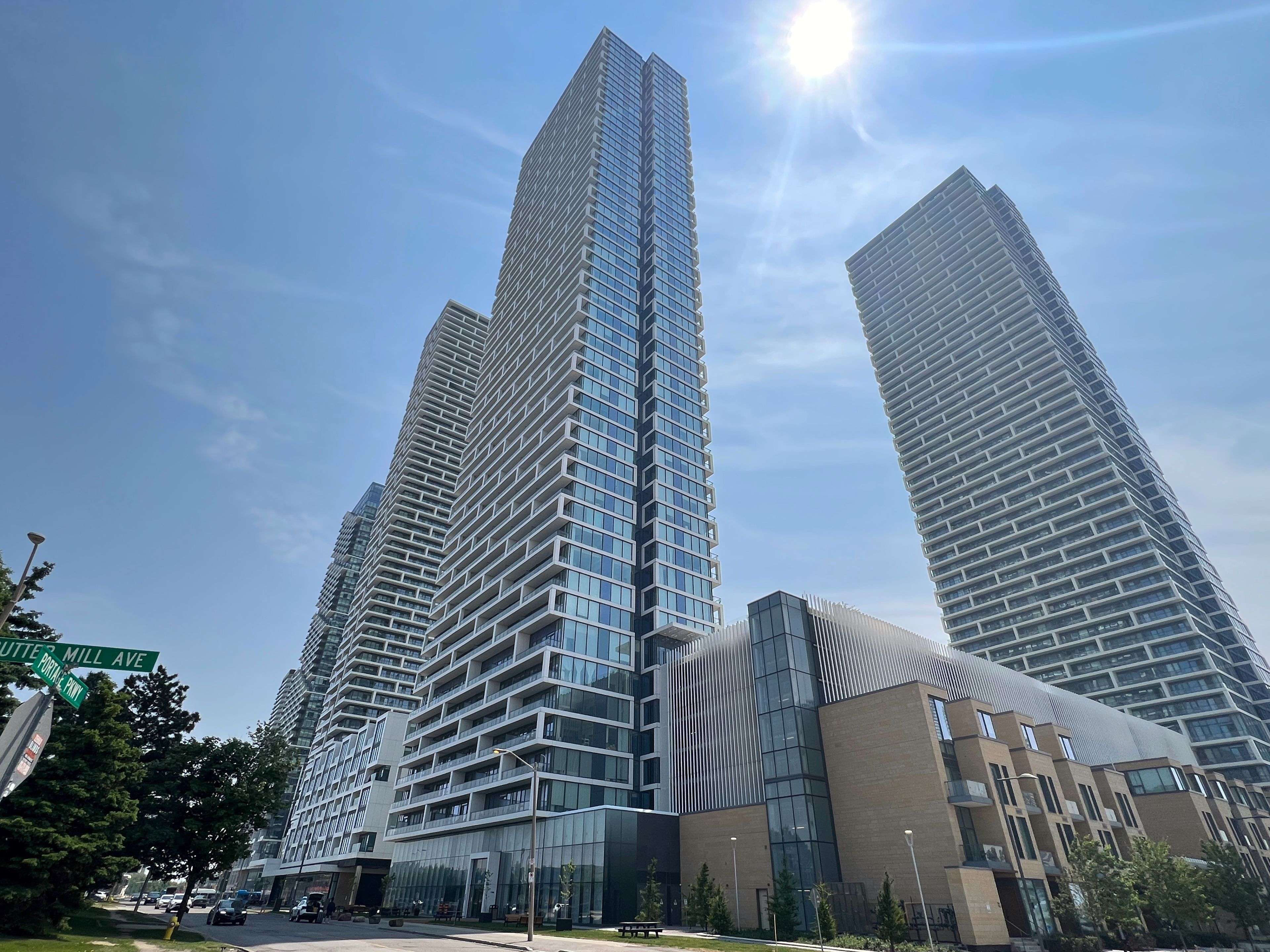 898 Portage Pkwy #1803, Vaughan, ON L4K 3Y8