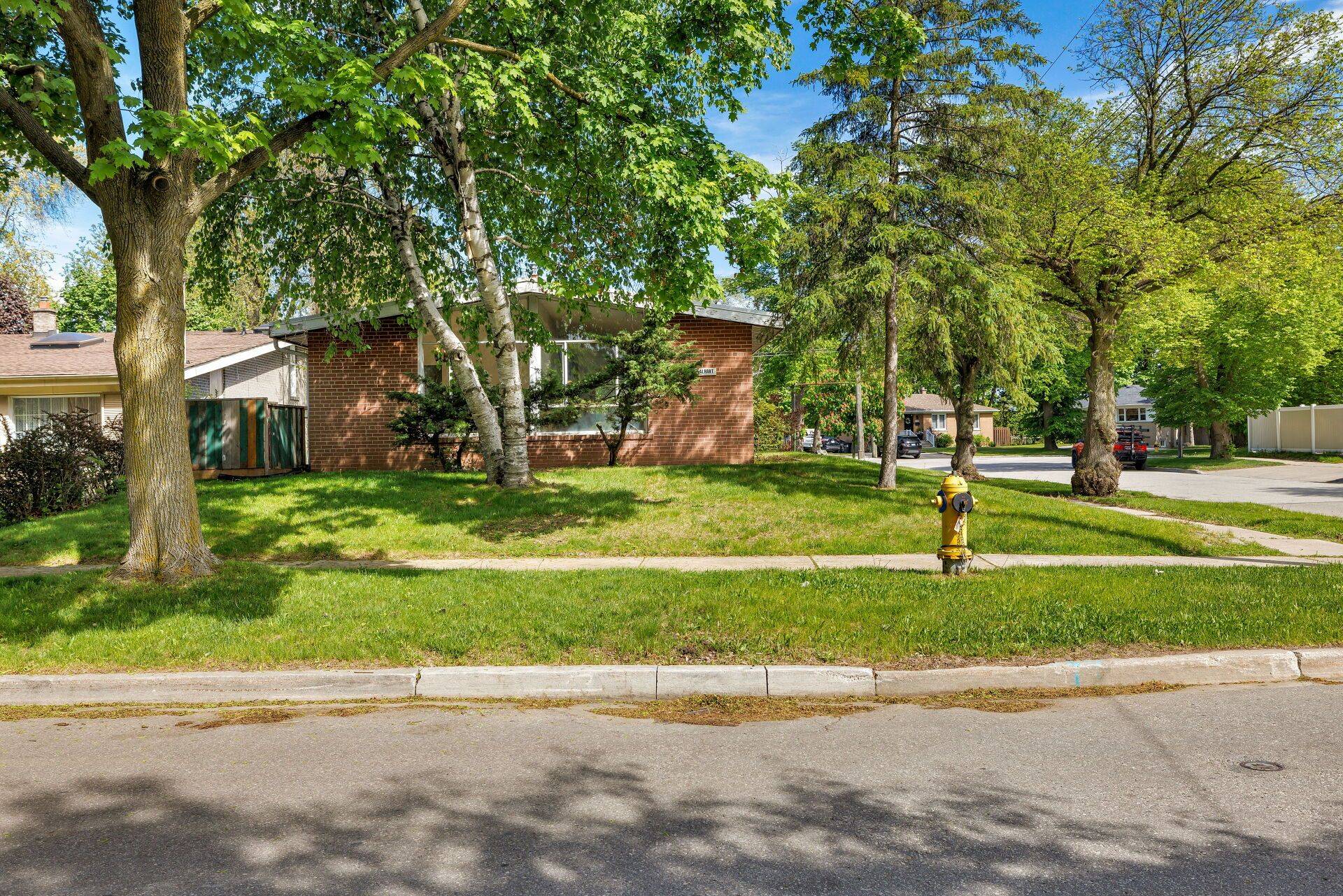 Toronto W10, ON M9V 2M8,23 Alhart DR