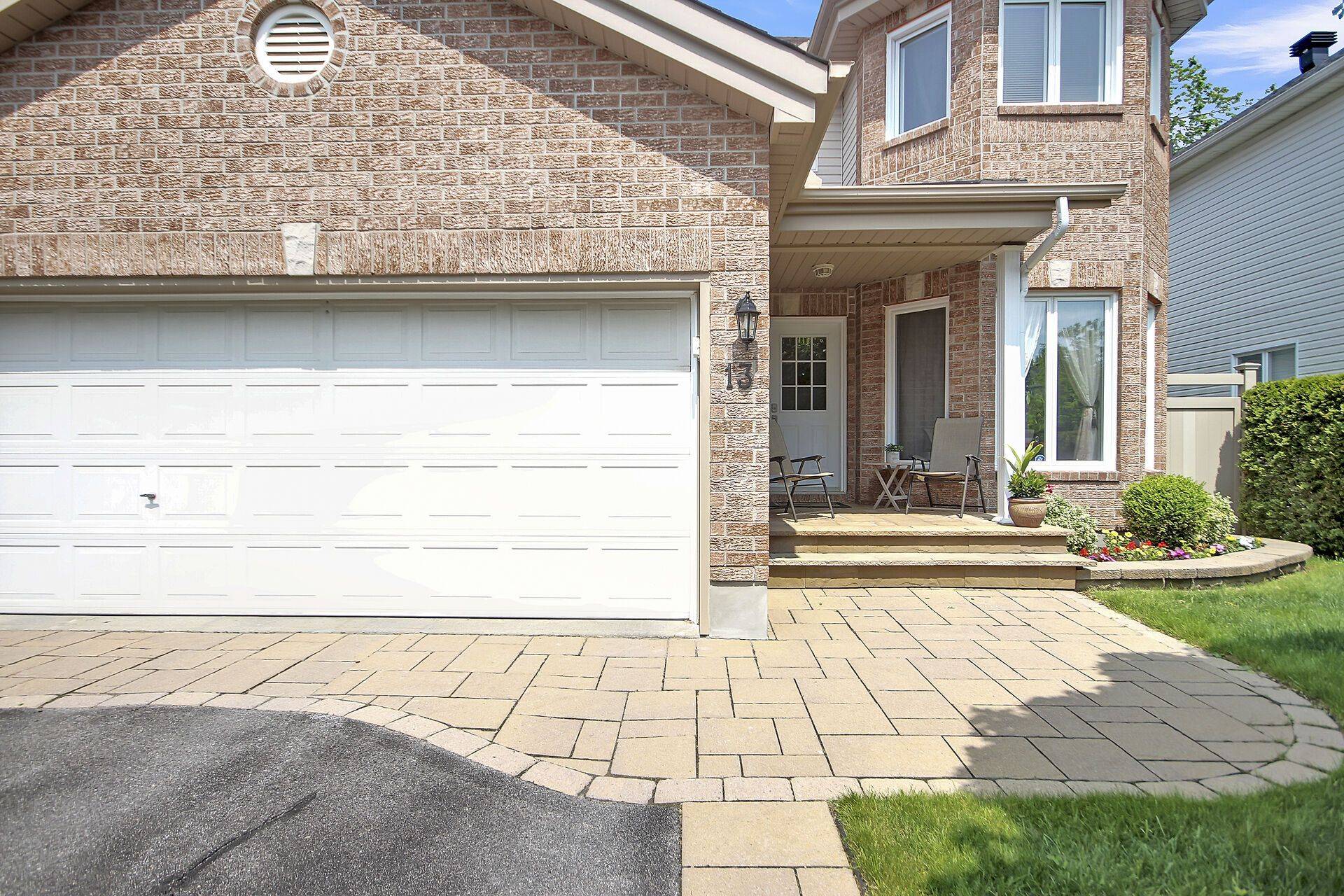 Stittsville - Munster - Richmond, ON K2S 1Z7,13 Sirocco CRES