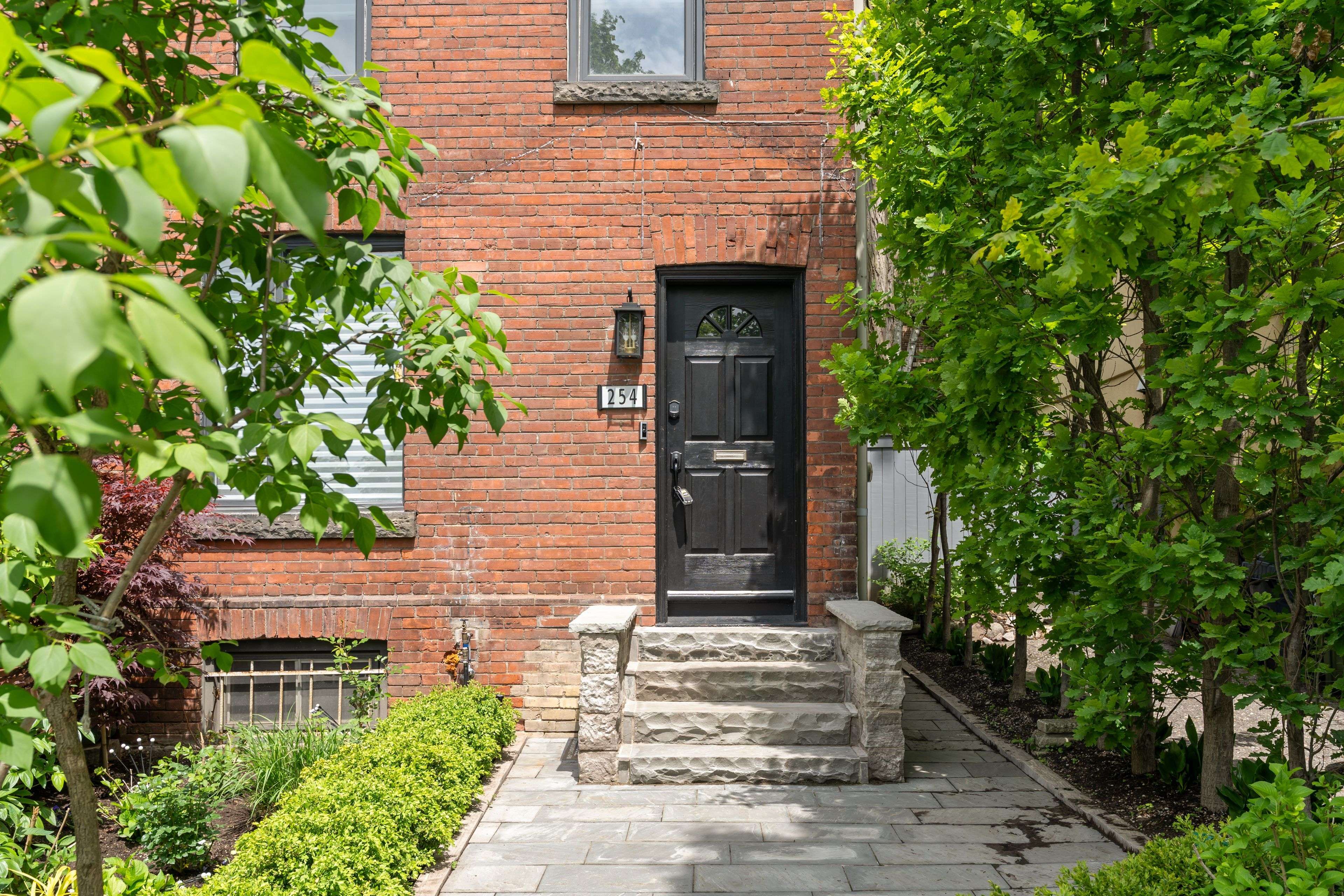 Toronto C02, ON M4V 1C6,254 Cottingham ST