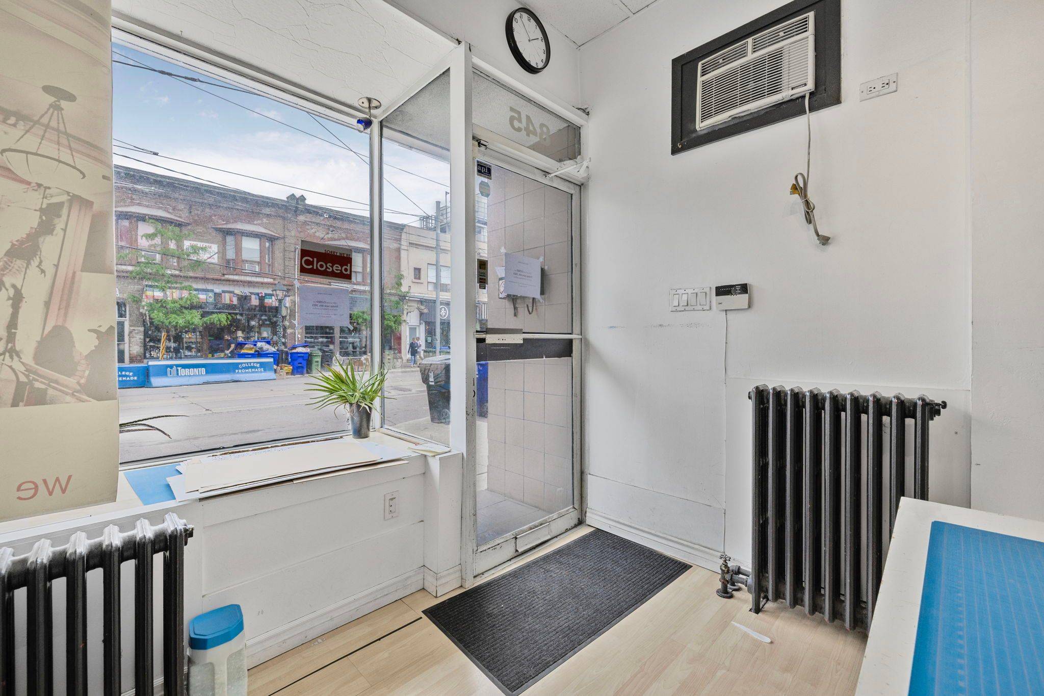 Toronto C01, ON M6H 1A1,845 College ST