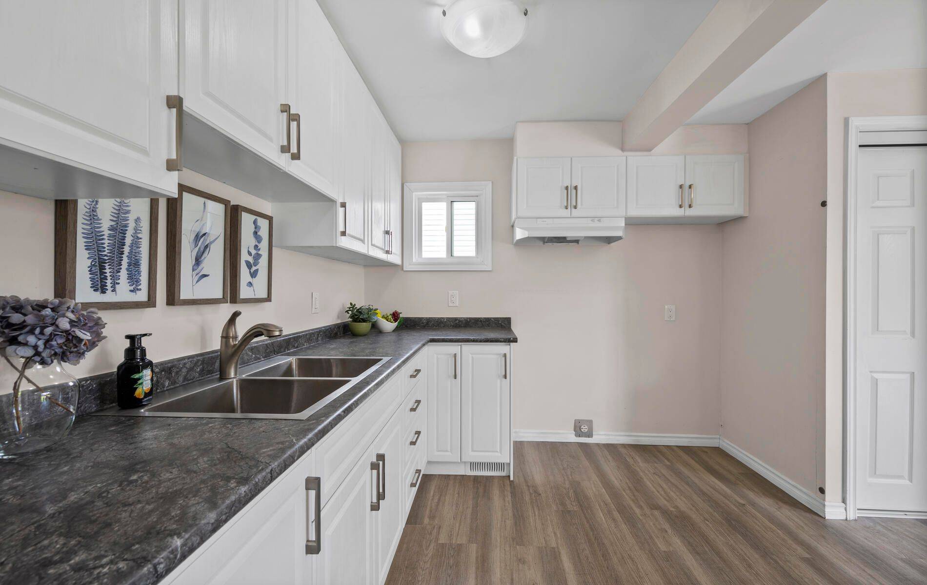 Ajax, ON L1S 1S4,10 Queen ST