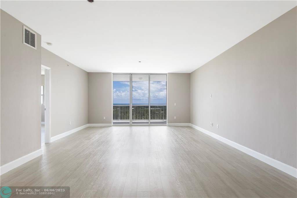 North Miami Beach, FL 33181,15051 ROYAL OAKS LN  #2106