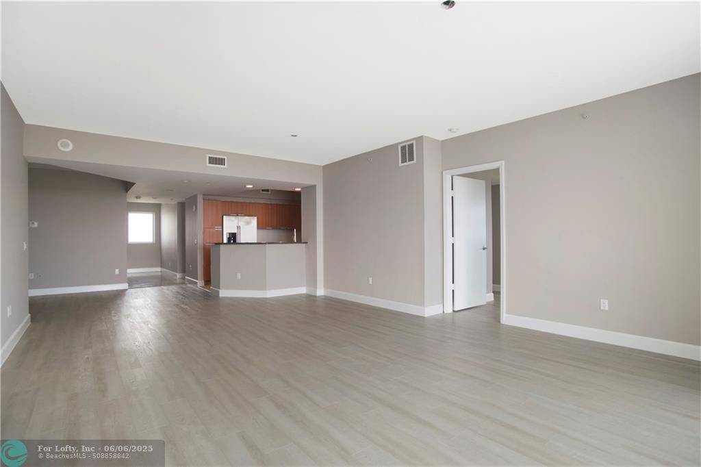 North Miami Beach, FL 33181,15051 ROYAL OAKS LN  #2106