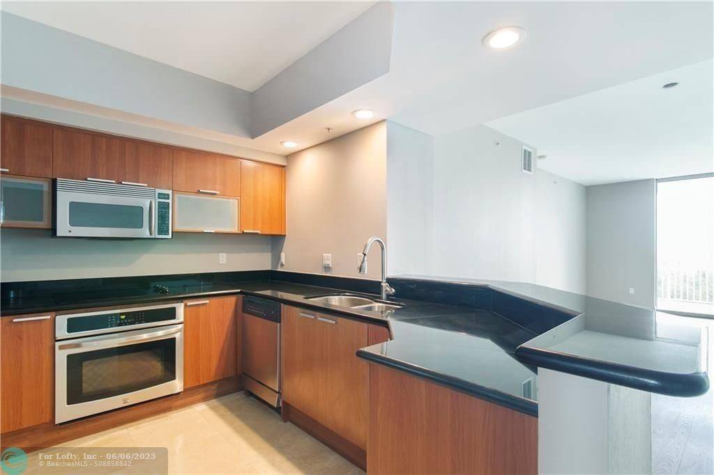 North Miami Beach, FL 33181,15051 ROYAL OAKS LN  #2106