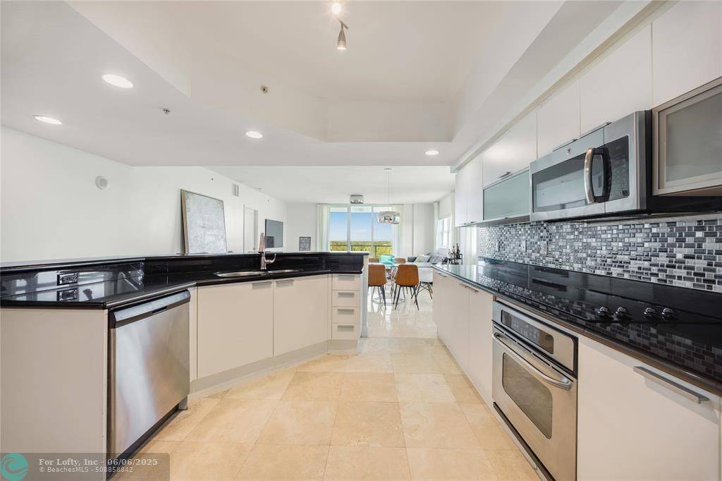 North Miami, FL 33181,14951 Royal Oaks Ln  #1109