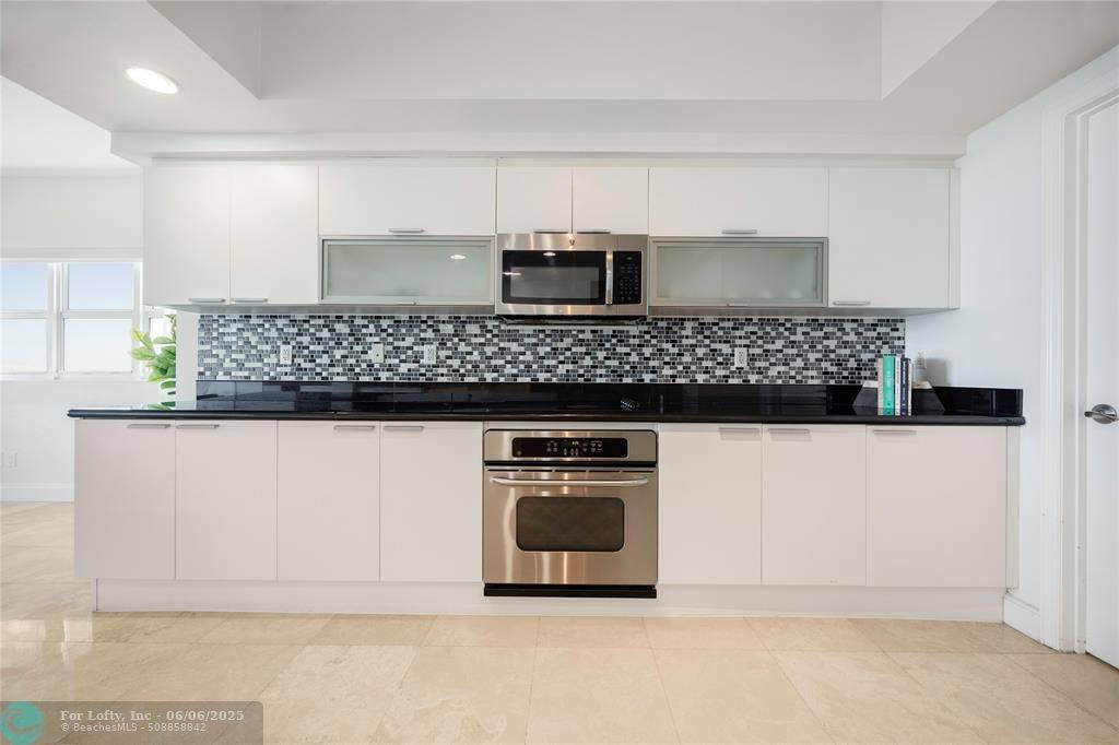 North Miami, FL 33181,14951 Royal Oaks Ln  #1109