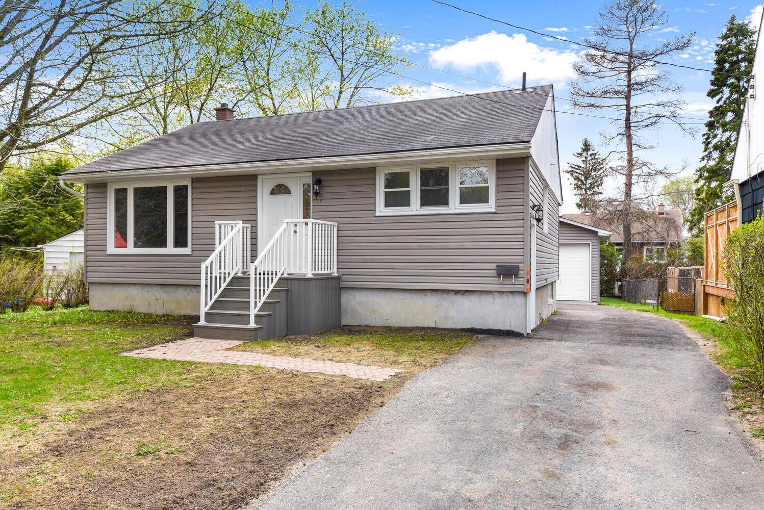 4 Otter DR, Brockville, ON K6V 5R7