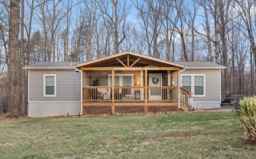 305 Snug Harbor TRL, Moneta, VA 24121