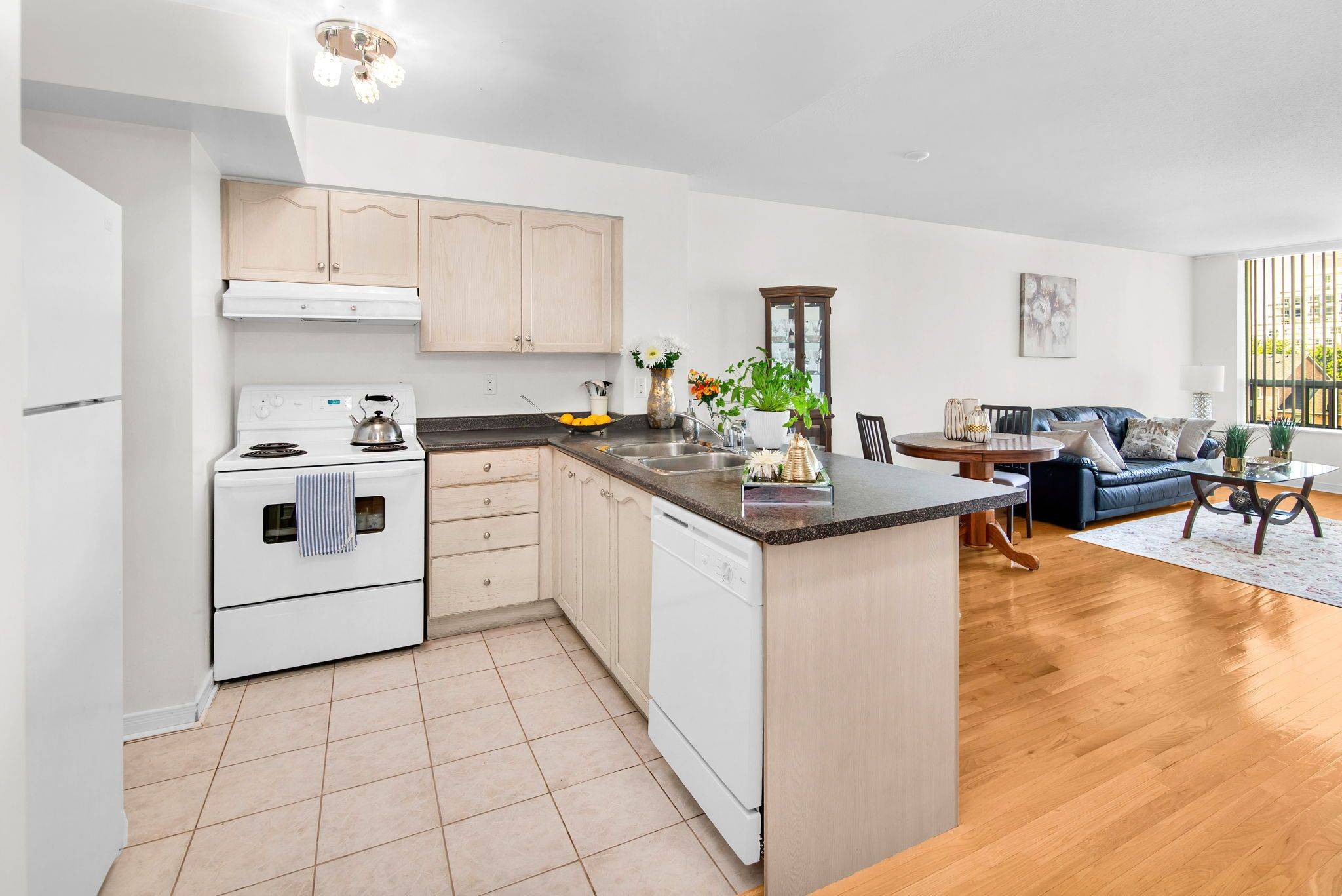 Richmond Hill, ON L4B 4M4,19 Northern Heights DR #404