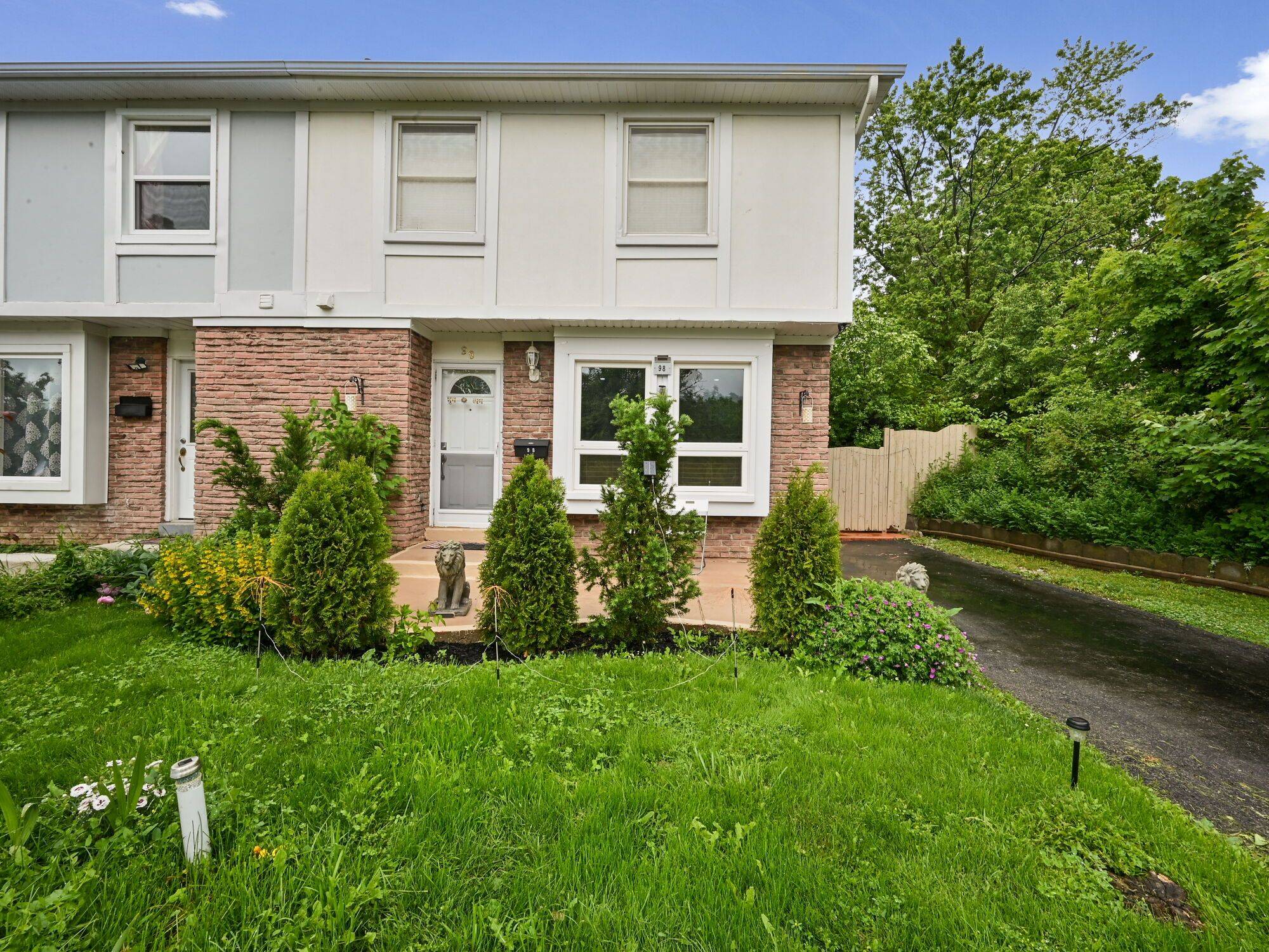 Brampton, ON L6V 2Z3,98 Centre ST N