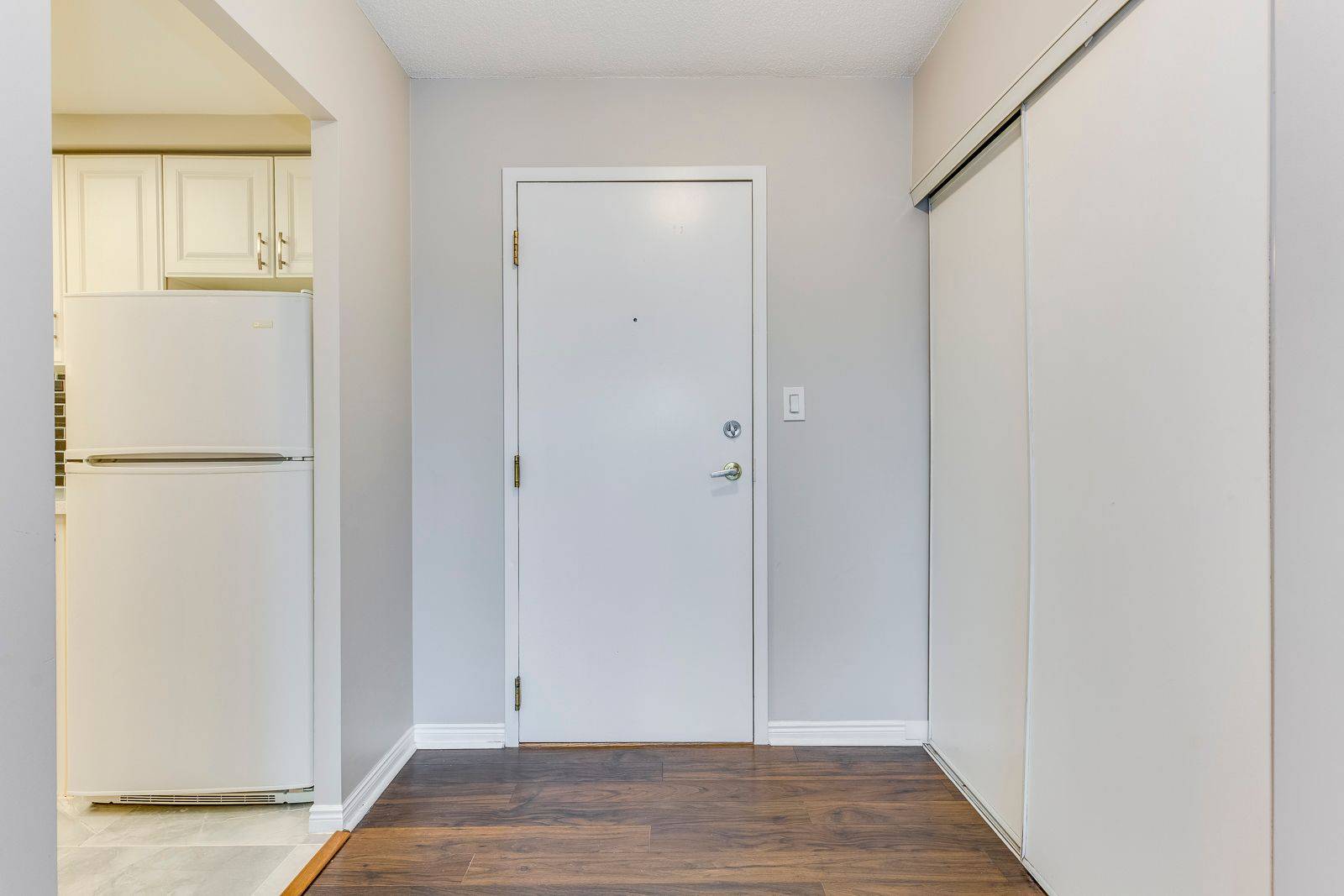 Mississauga, ON L5B 4B1,135 Hillcrest AVE #205
