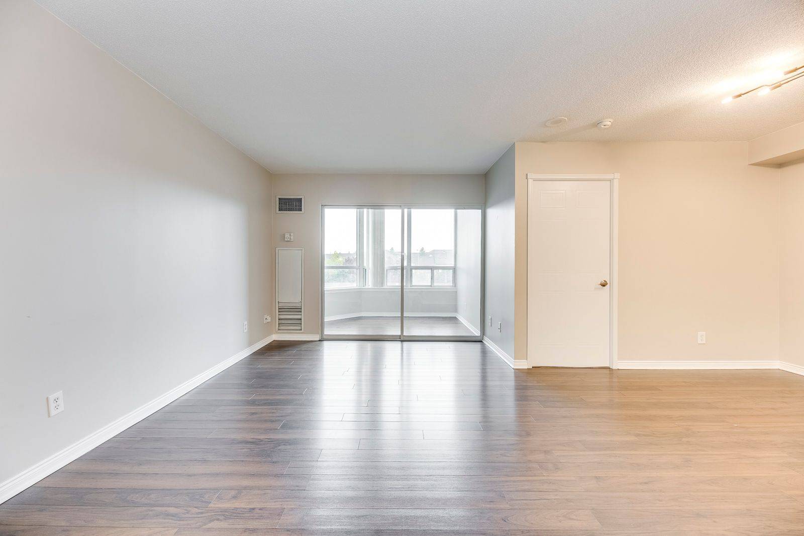 Mississauga, ON L5B 4B1,135 Hillcrest AVE #205