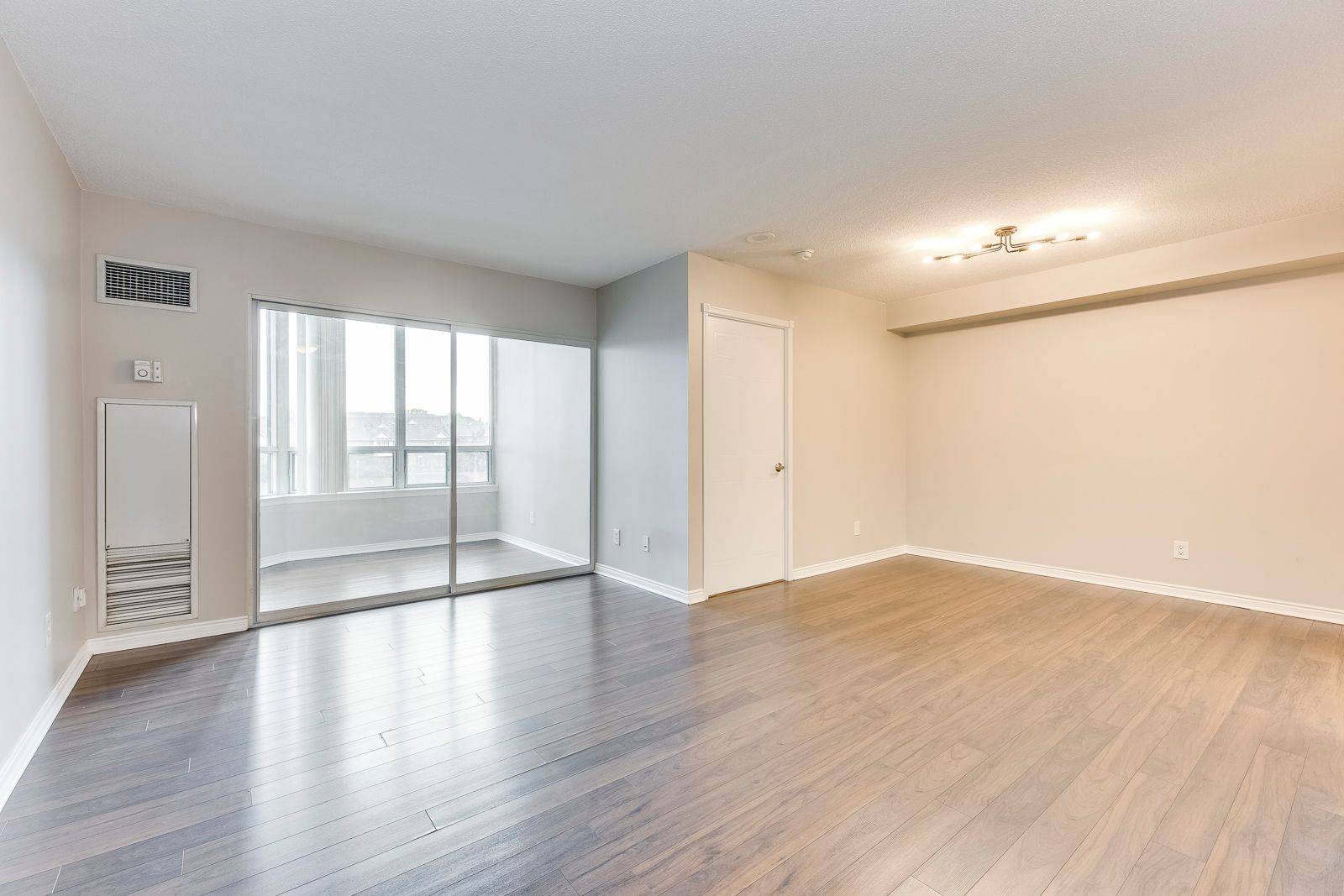 Mississauga, ON L5B 4B1,135 Hillcrest AVE #205