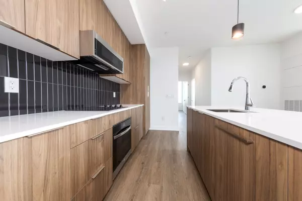 Oakville, ON L6M 5N2,2501 Saw Whet BLVD #611