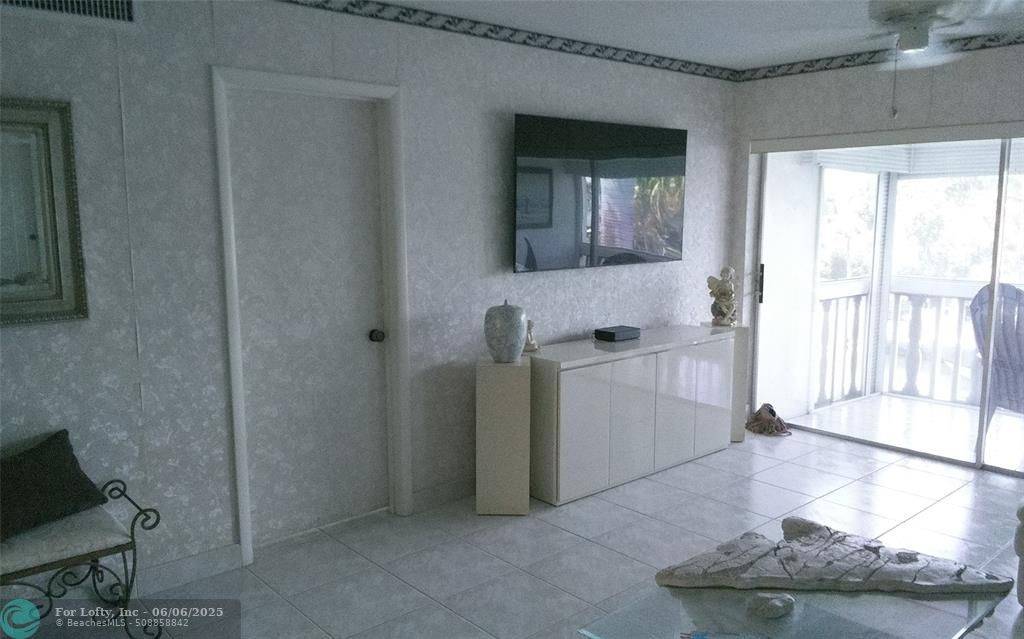 Hallandale Beach, FL 33009,460 Paradise Isle Blvd  #301
