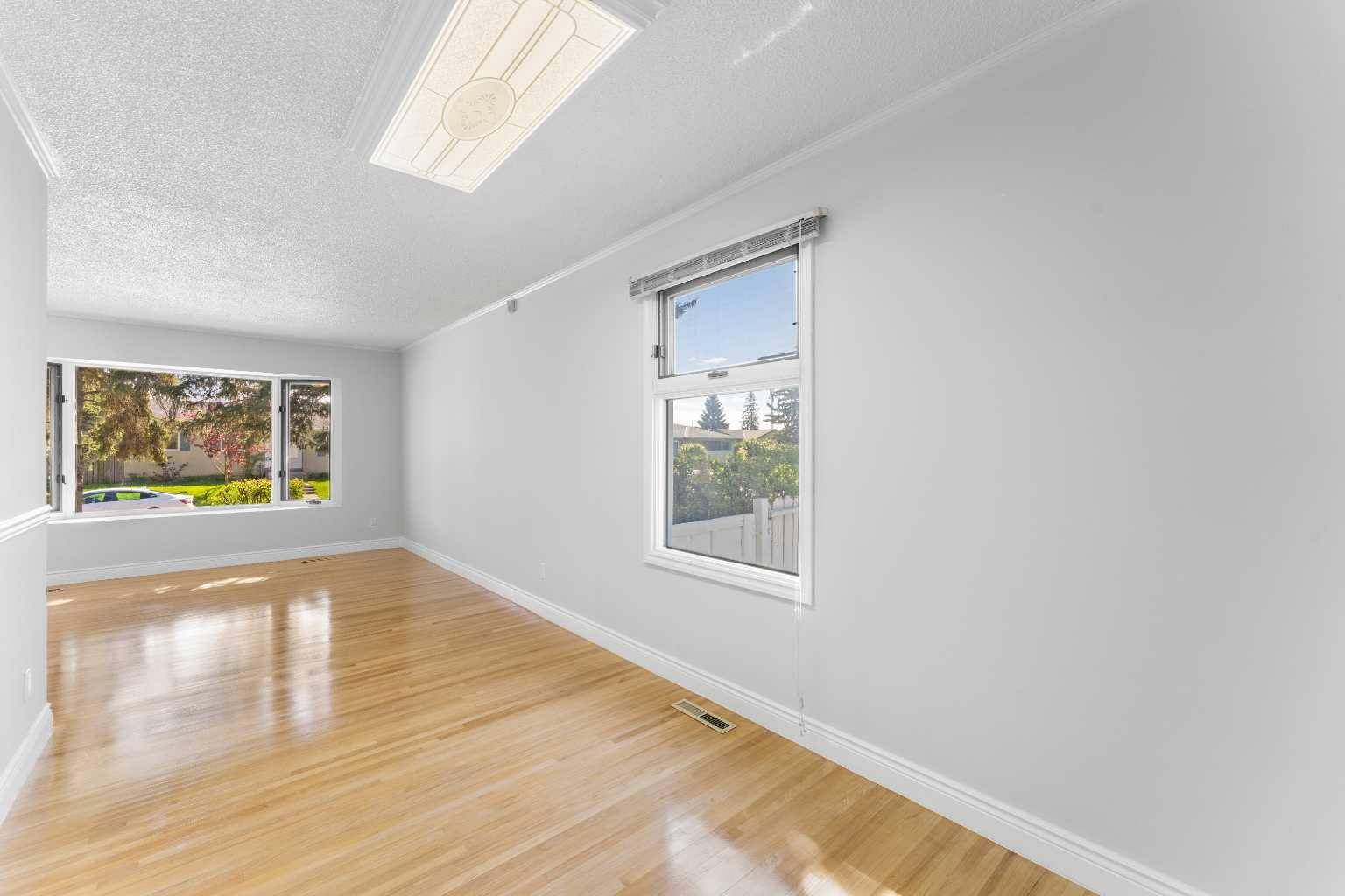 Calgary, AB T2A 2W7,101 Marbrooke CIR NE