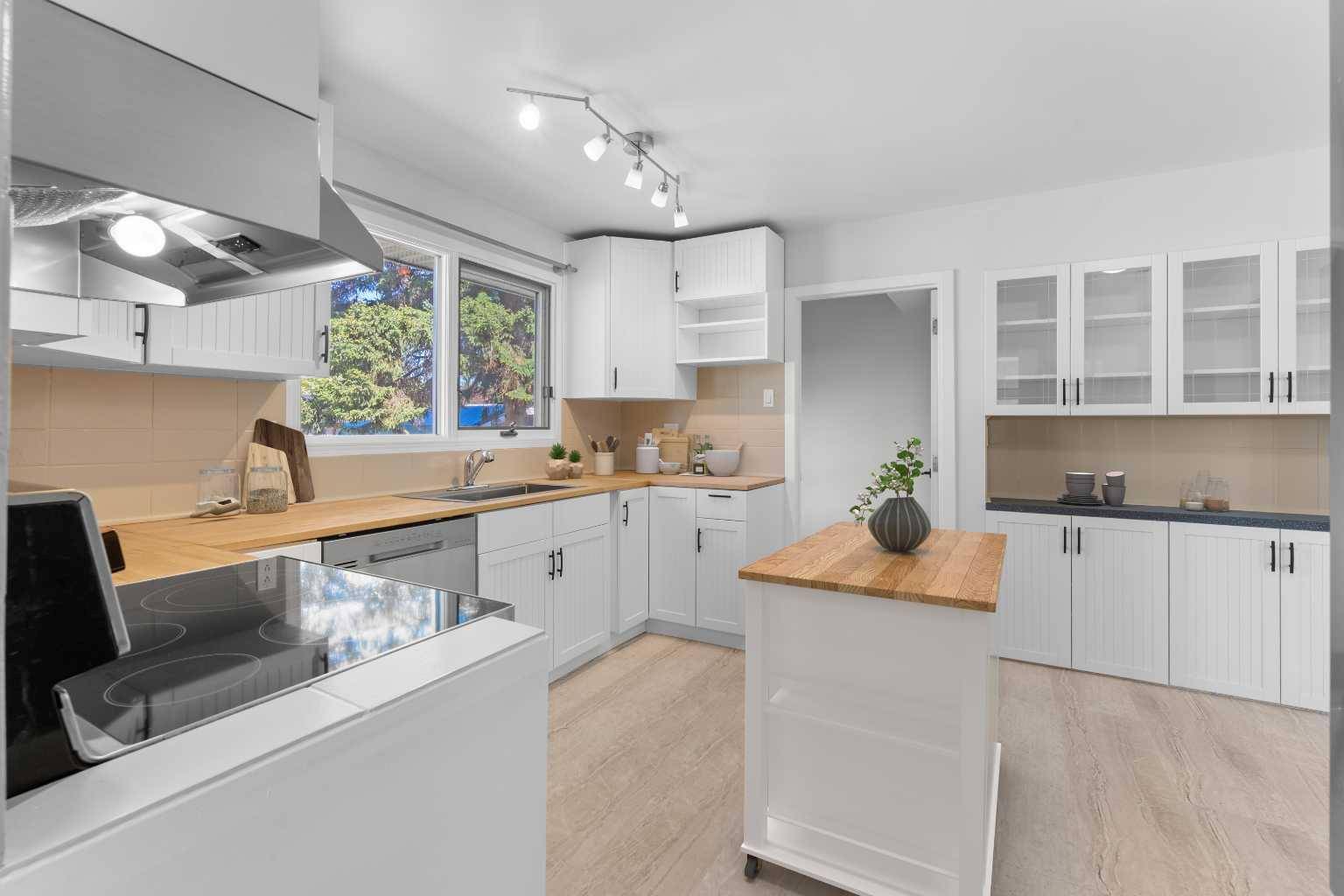 Calgary, AB T2A 2W7,101 Marbrooke CIR NE