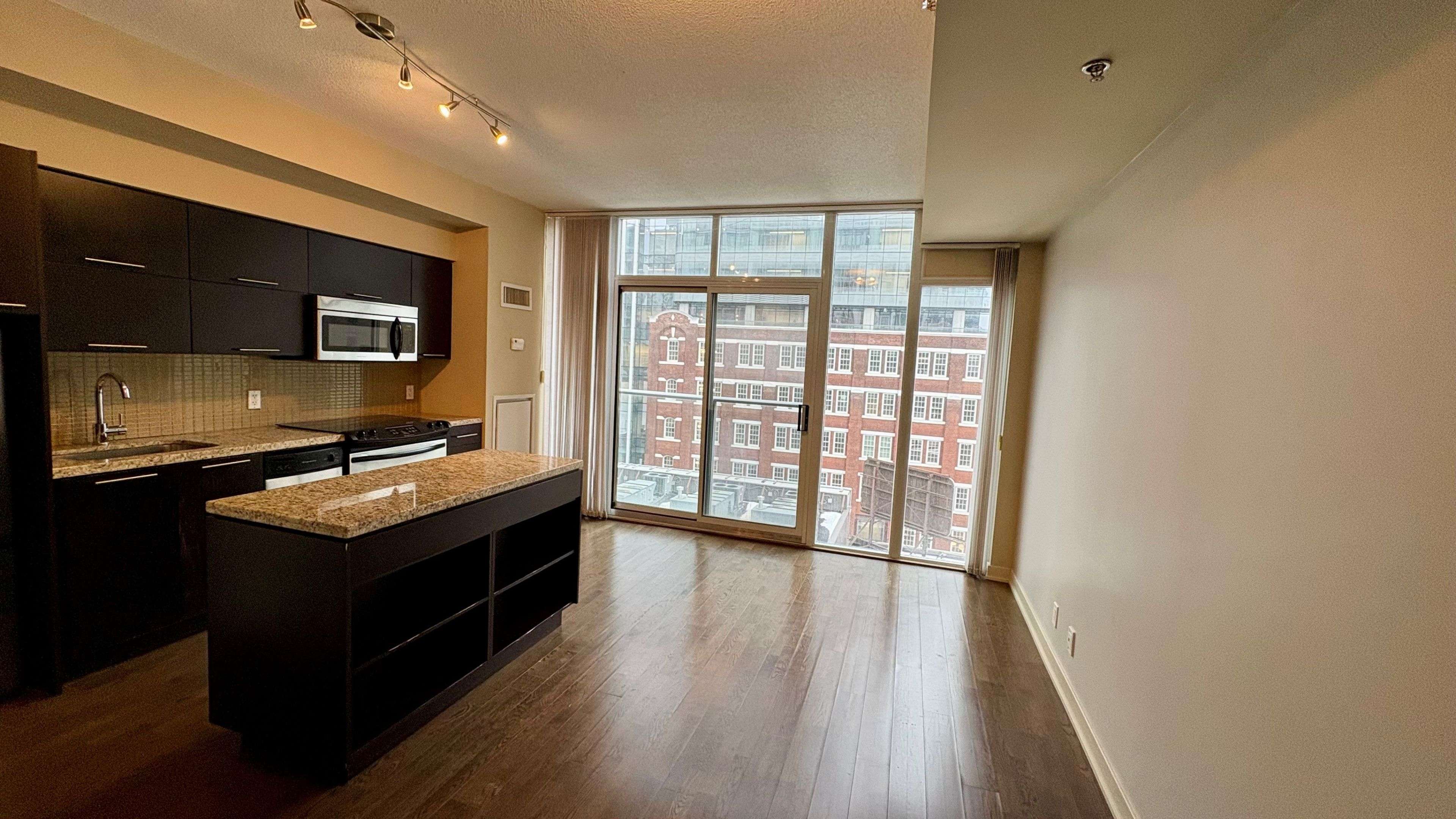 Toronto C01, ON M5V 3H9,21 Nelson ST #707