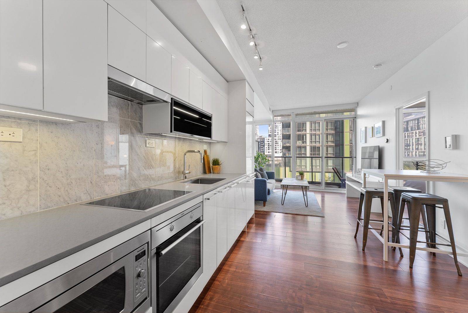 Toronto C01, ON M5V 0J4,90 Queens Wharf RD #315
