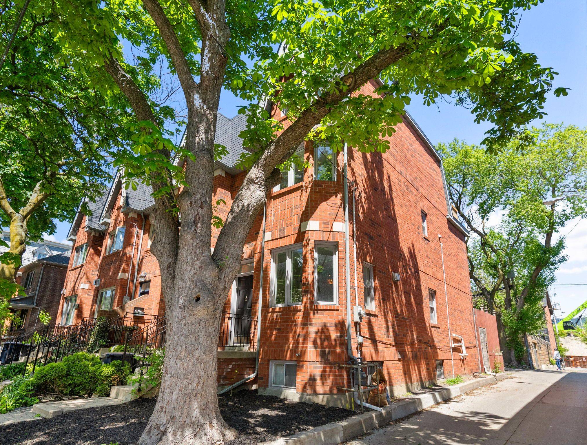 Toronto E01, ON M4M 2J4,15 Boulton AVE