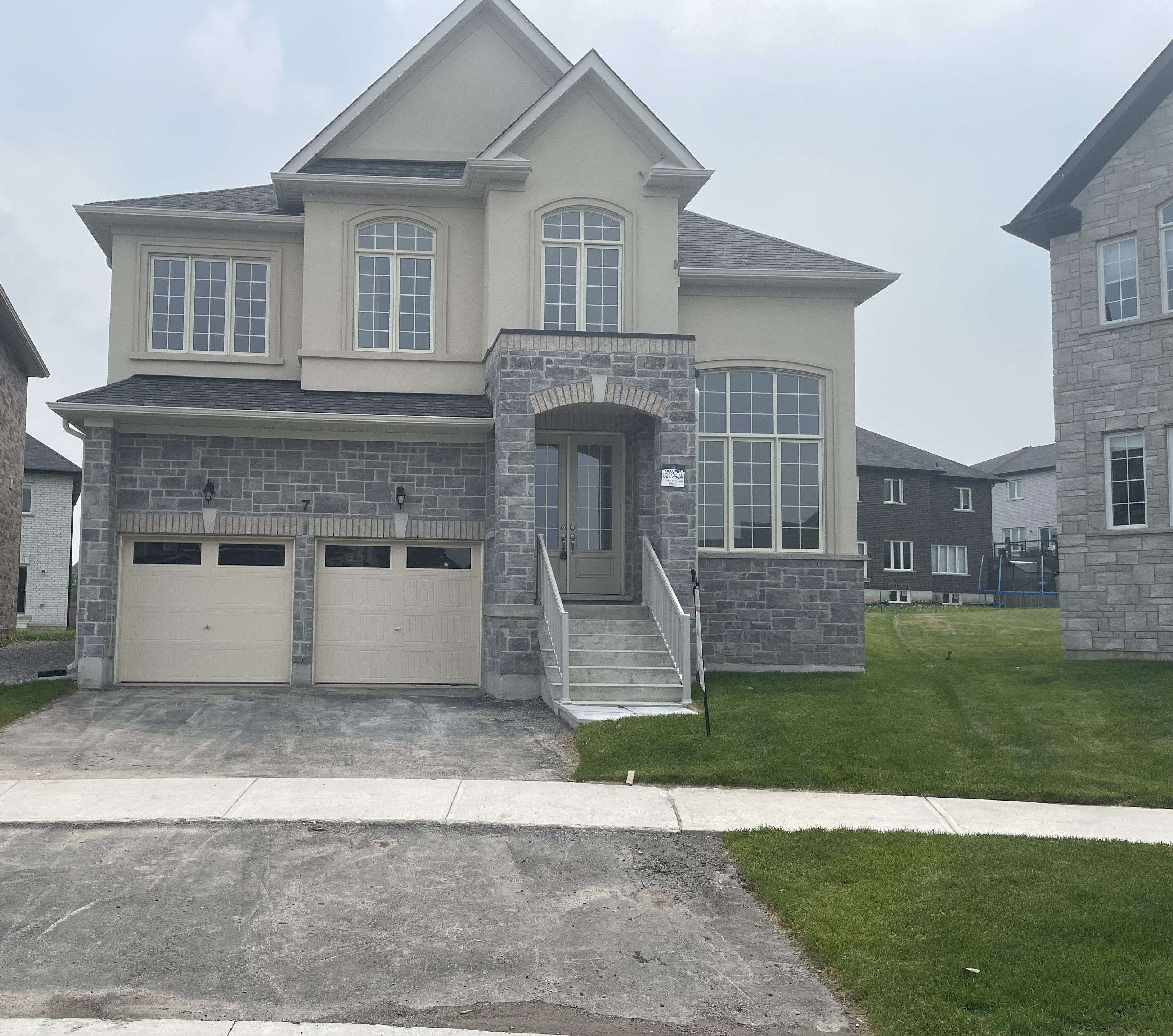 7 Dawn Blossom DR, Georgina, ON L4P 0H4