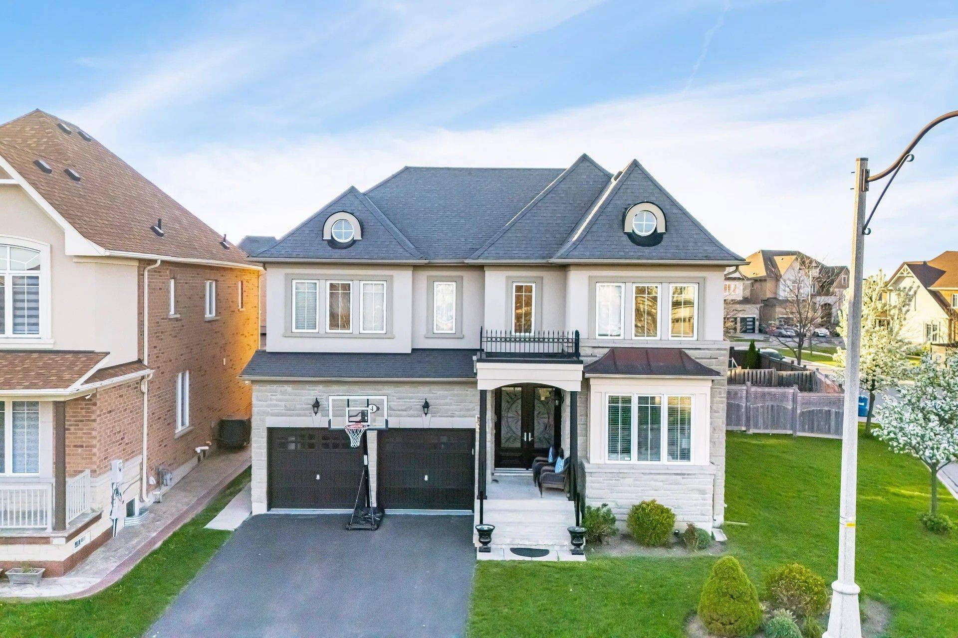 4 Fanfare PL, Brampton, ON L6P 3E2