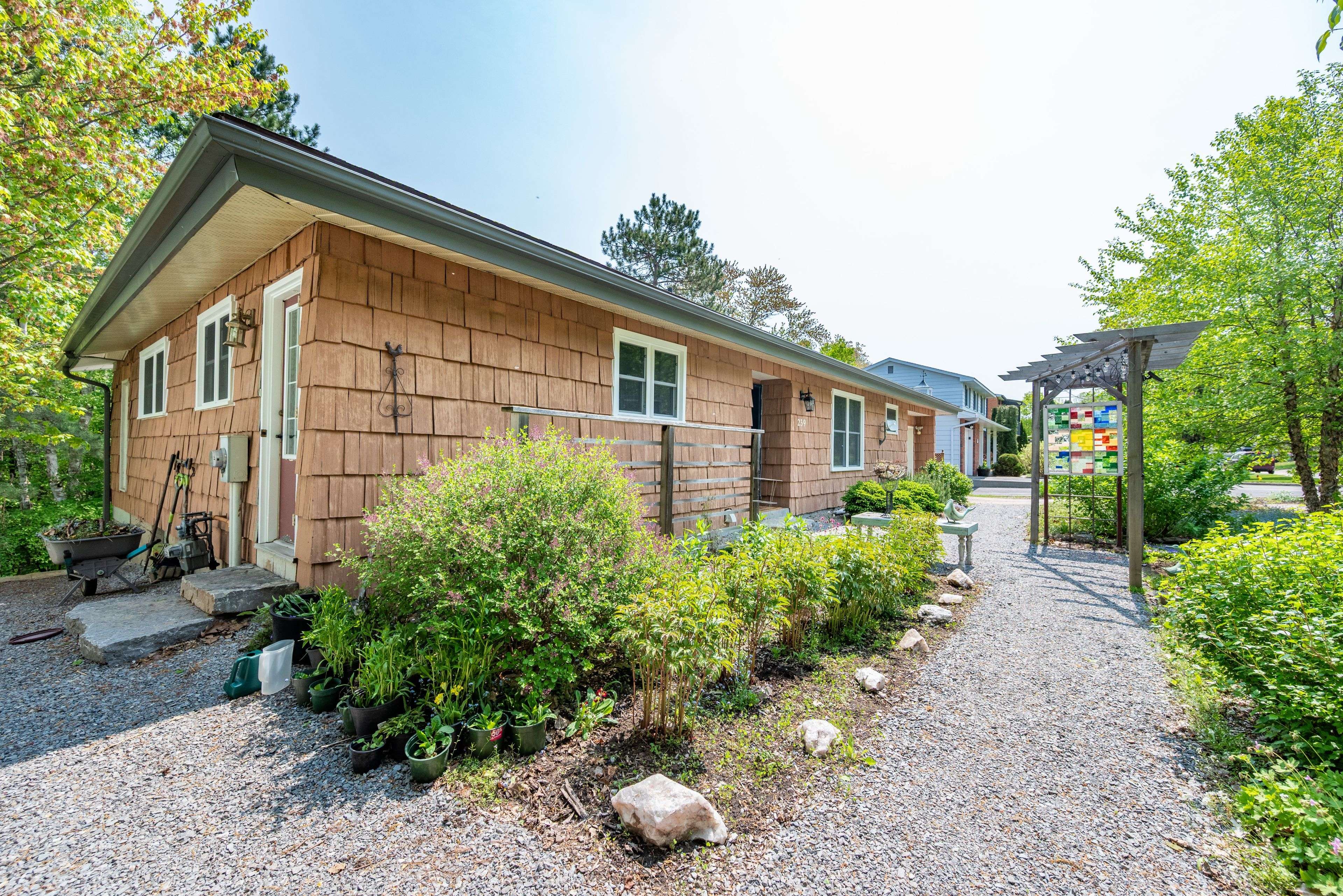 Deep River, ON K0J 1P0,239 Thomas ST