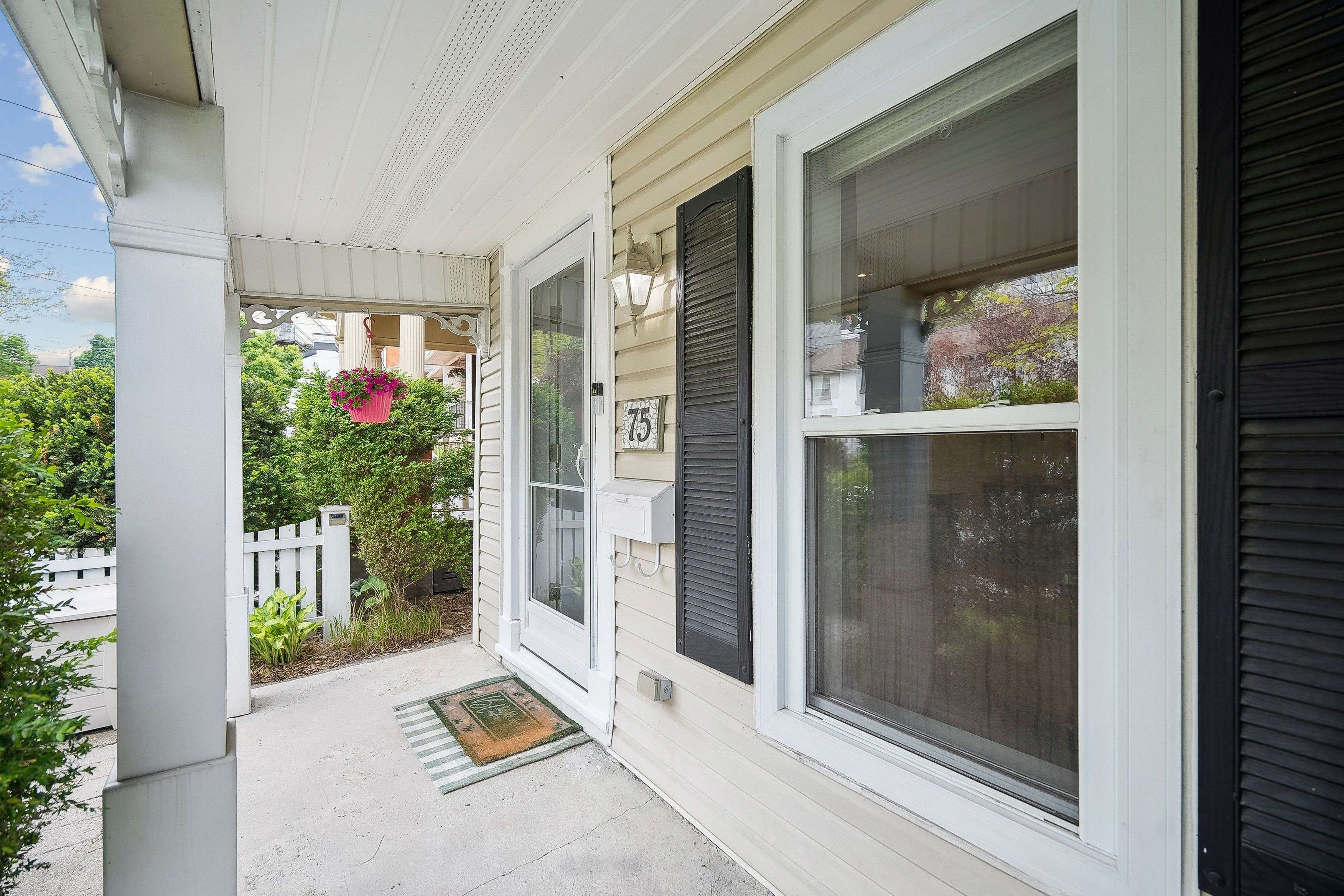 Hamilton, ON L8R 2X7,75 Ray ST N