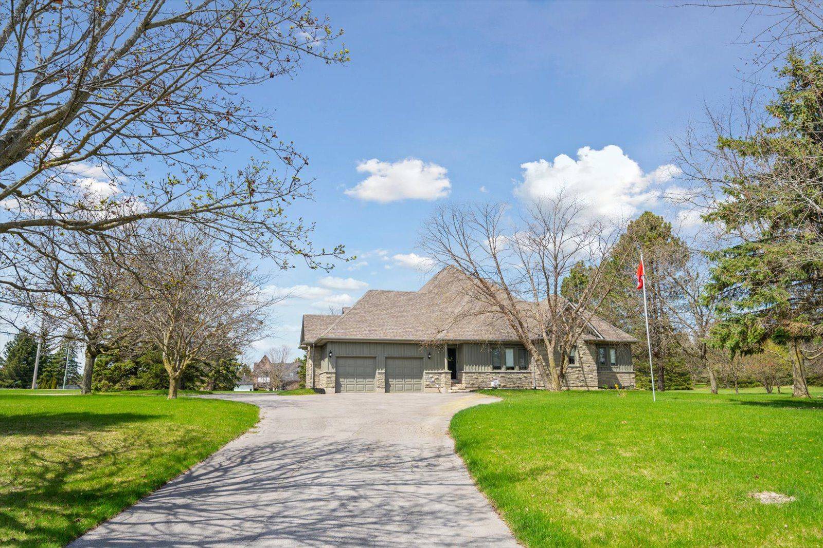 Clarington, ON L1C 4H5,2 TAUNUS CT