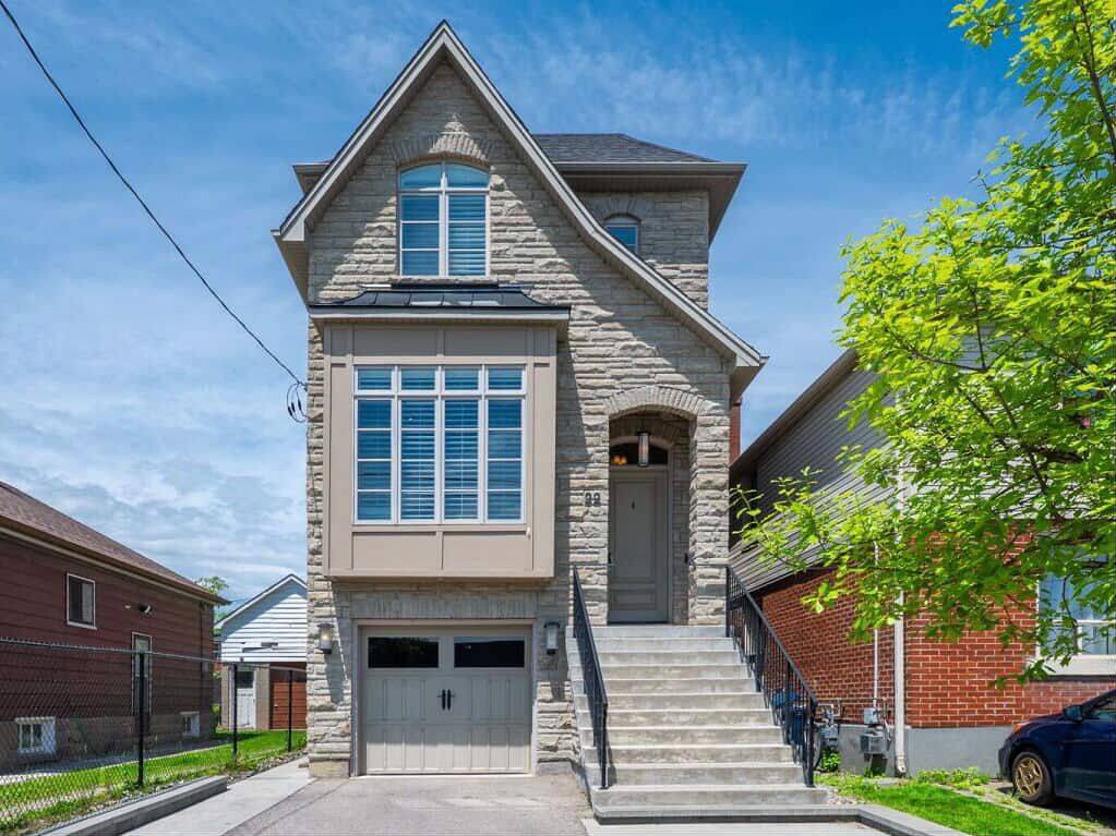 Toronto W06, ON M8Y 1A5,22 Portland ST