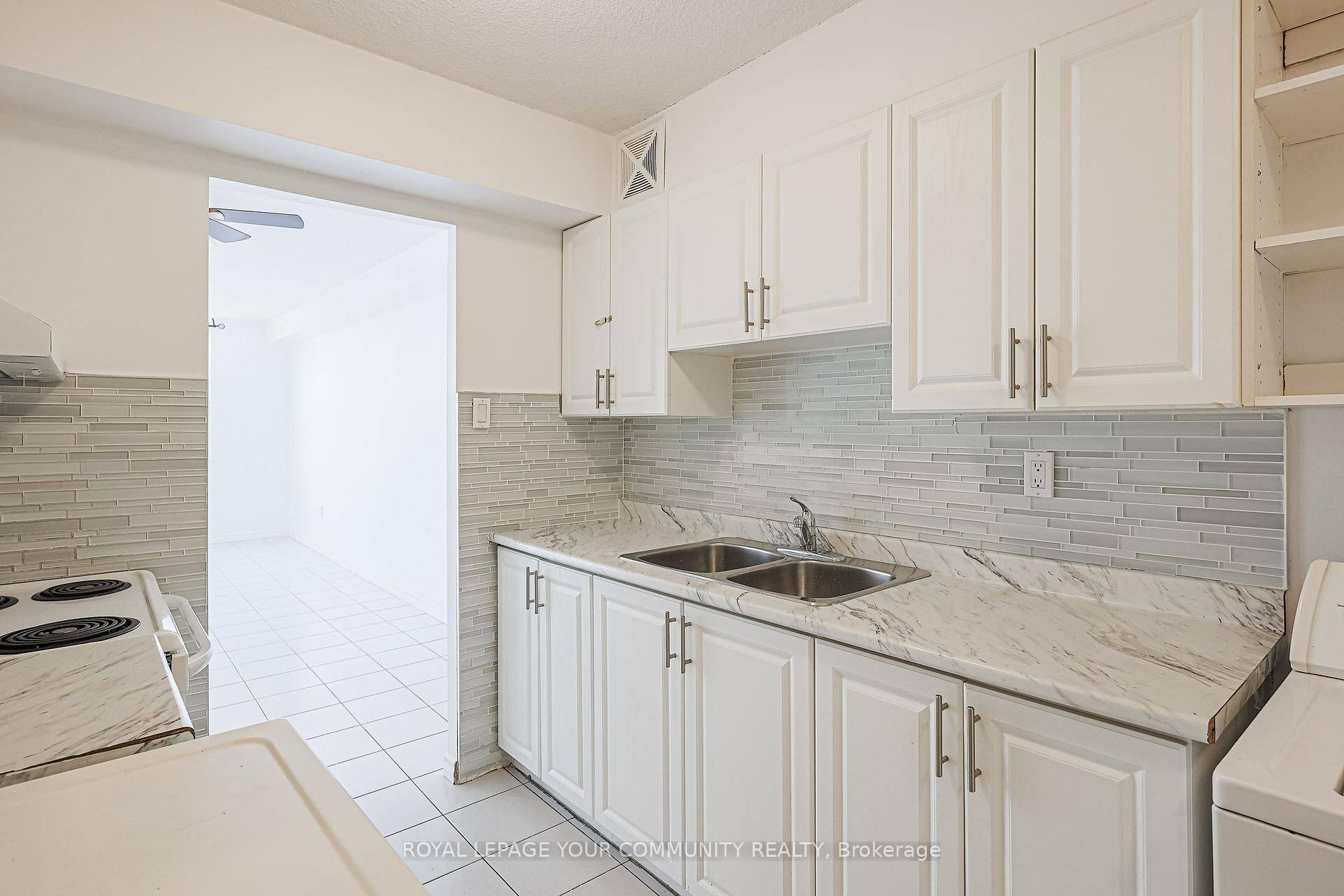 Toronto W05, ON M3N 2Y5,10 Tobermory DR #1011