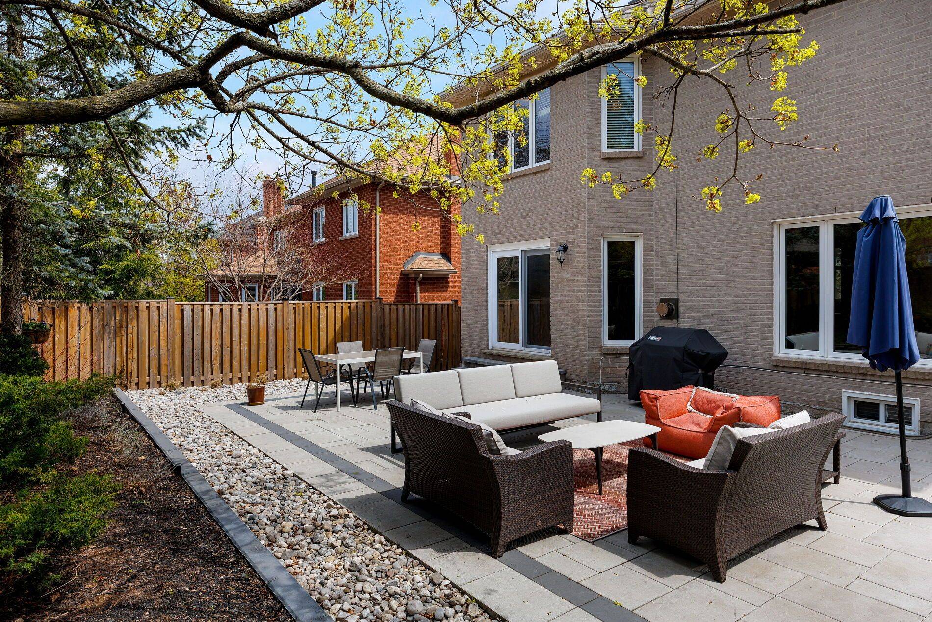 Oakville, ON L6M 3K9,1061 Summit Ridge DR
