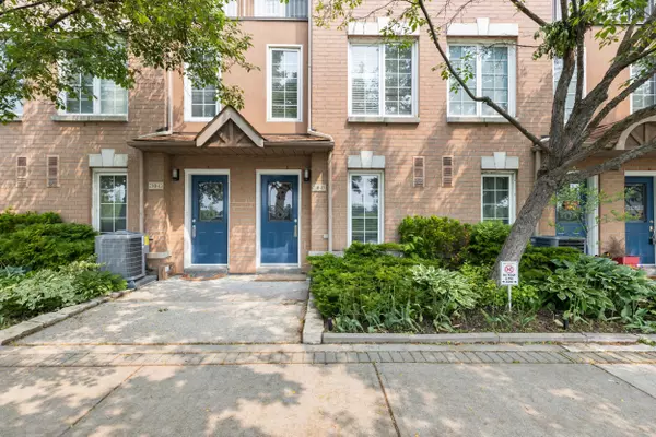 210 Manitoba ST #13, Toronto W06, ON M8Y 4G7