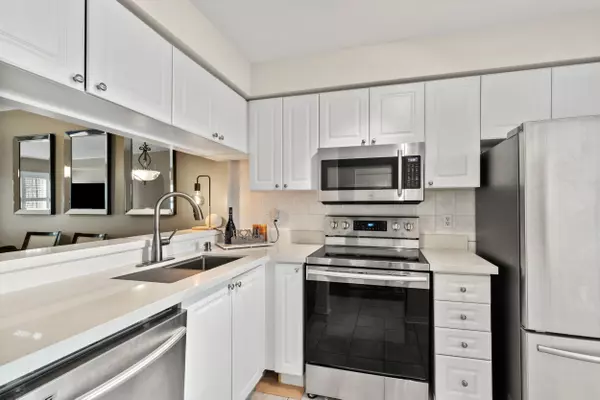 Toronto W06, ON M8Y 4G7,210 Manitoba ST #13