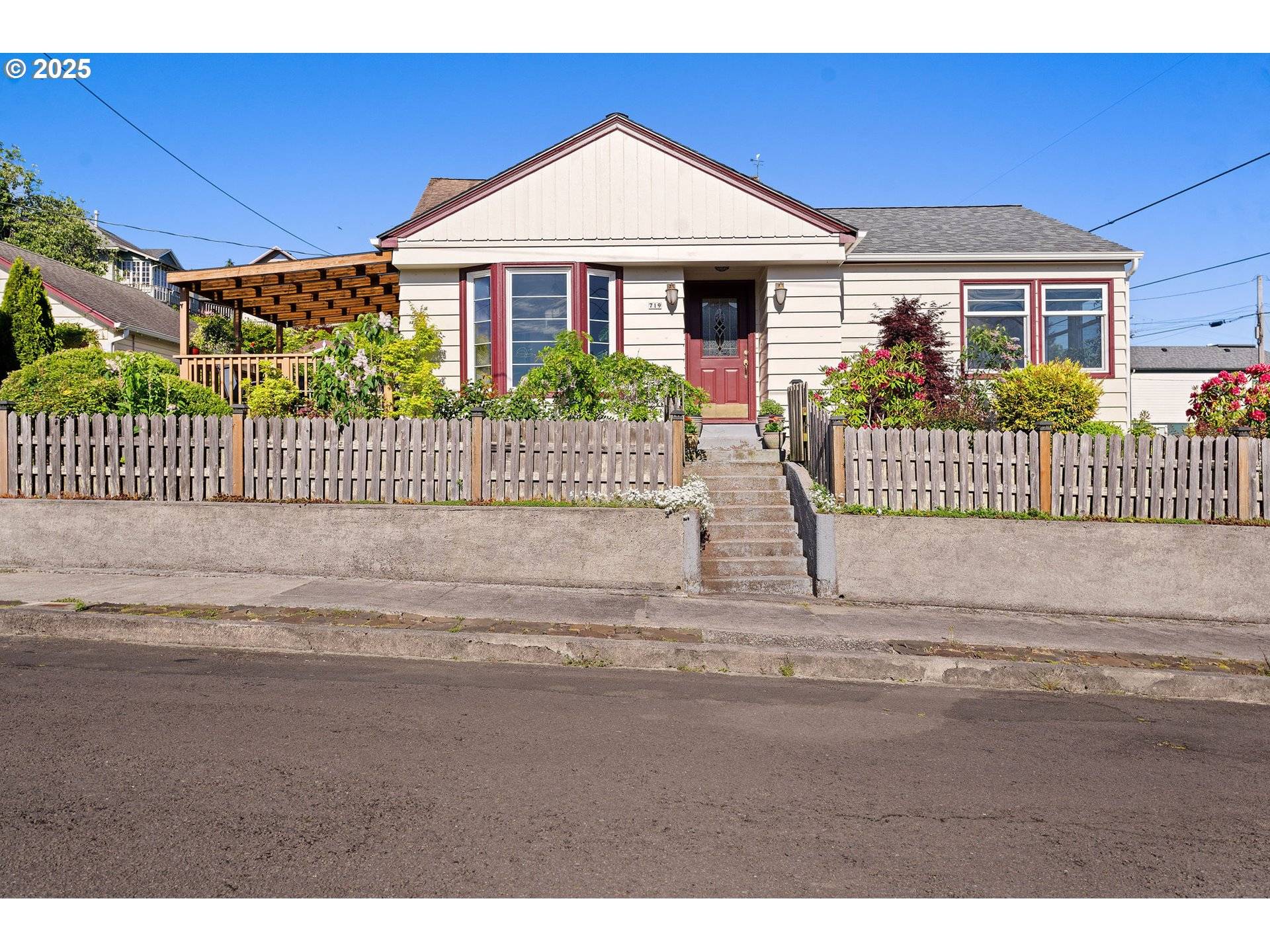 719 6TH ST, Astoria, OR 97103